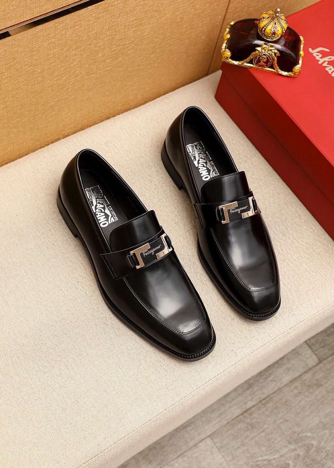NO:898009,Product trademark Ferragamo 'Ferragamo' casual leather shoes. Regular size: 38-44 (customized at 45.46) Product materials are selected. Imported first-layer open-edge beaded cowhide leather upper + luxury hardware buckle, imported water-dyed cowhide lining. Strong three-dimensional visual effect, original rubber outsole, 2 colors available, ferragamo, ferragamo, cowhide19860909商品商标Ferragamo「 菲拉格慕」休闲皮鞋 正码码数:38-44（45.46订制） 商品材料精选 进口头层开边珠牛皮鞋面+奢华五金扣,进口水染牛皮内里.强烈立体视觉效果,原版橡胶大底 颜 色2色可选,,ferragamo,ferragamo,cowhide,Men's shoes