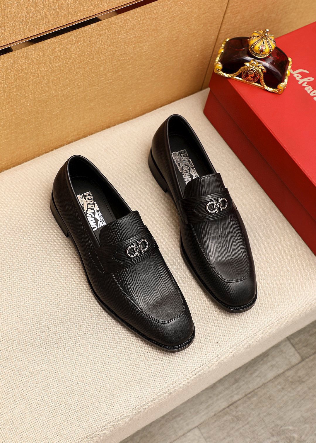 NO:898012,Product trademark Ferragamo 'Ferragamo' casual leather shoes. Regular size: 38-44 (customized at 45.46) Product material selection: imported first-layer cowhide embossed upper + luxury hardware buckle, imported water-dyed cowhide lining. Strong three-dimensional visual effect, original rubber outsole, 1 color available, ferragamo, ferragamo, cowhide19860909商品商标Ferragamo「 菲拉格慕」休闲皮鞋 正码码数:38-44（45.46订制） 商品材料精选 进口头层牛皮压花鞋面+奢华五金扣,进口水染牛皮内里.强烈立体视觉效果,原版橡胶大底 颜 色1色可选,,ferragamo,ferragamo,cowhide,Men's shoes