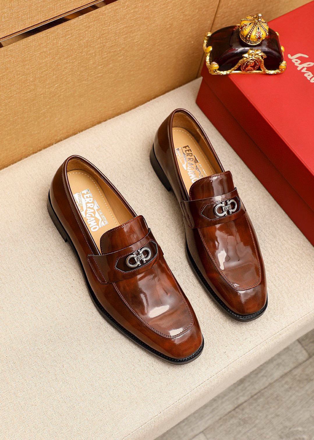 NO:898015,Product trademark Ferragamo 'Ferragamo' casual leather shoes. Regular size: 38-44 (customized at 45.46) Product materials are selected. Imported first-layer open-edge beaded cowhide upper + luxury hardware buckle, imported water-dyed cowhide lining. Strong three-dimensional visual effect, original rubber outsole. 1 color available, ferragamo, ferragamo, cowhide19860909商品商标Ferragamo「 菲拉格慕」休闲皮鞋 正码码数:38-44（45.46订制） 商品材料精选 进口头层开边珠牛皮鞋面+奢华五金扣,进口水染牛皮内里.强烈立体视觉效果,原版橡胶大底 颜 色1色可选,,ferragamo,ferragamo,cowhide,Men's shoes