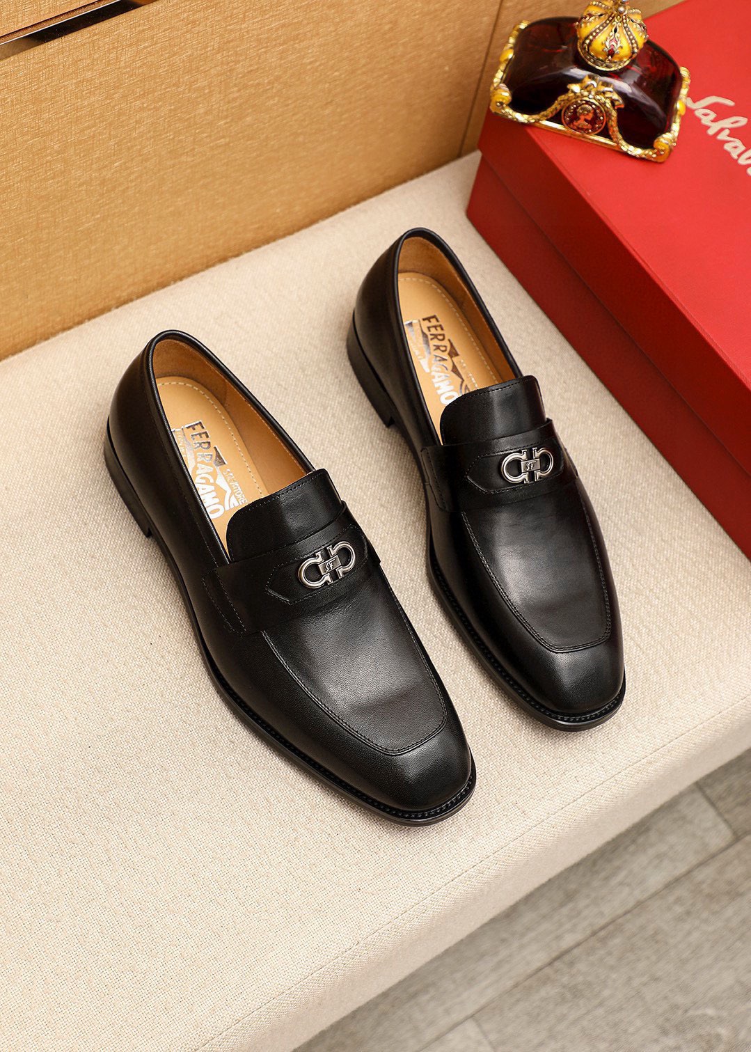 NO:898020,Product trademark Ferragamo 'Ferragamo' casual leather shoes. Regular size: 38-44 (45.46 customized) Product material selection: imported first-layer cowhide upper + luxury hardware buckle, imported water-dyed cowhide lining. Strong three-dimensional visual effect, original rubber outsole, 1 color available, ferragamo, ferragamo, cowhide19860909商品商标Ferragamo「 菲拉格慕」休闲皮鞋 正码码数:38-44（45.46订制） 商品材料精选 进口头层牛皮鞋面+奢华五金扣,进口水染牛皮内里.强烈立体视觉效果,原版橡胶大底 颜 色1色可选,,ferragamo,ferragamo,cowhide,Men's shoes