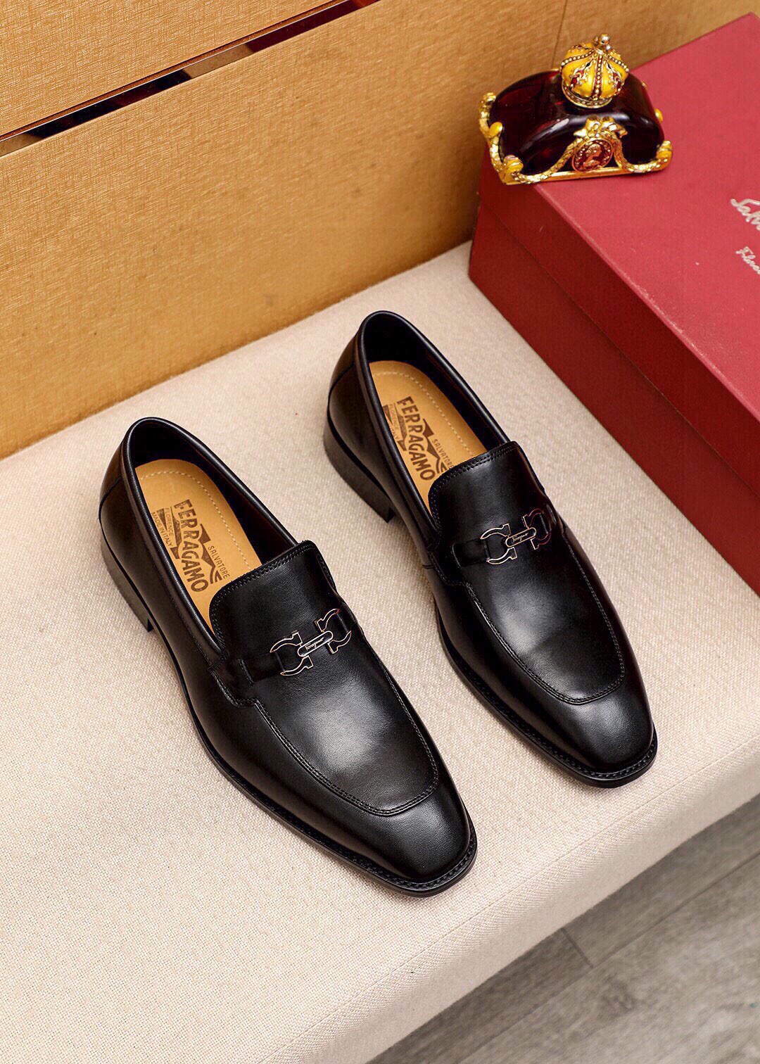 NO:898022,Product trademark Ferragamo 'Ferragamo' casual leather shoes, correct size: 38-44 (45 customized) Product material selection: imported first-layer calfskin upper + luxury hardware buckle, imported water-dyed cowhide lining. Strong three-dimensional visual effect, original outsole color 1 color optional, ferragamo, ferragamo, cowhide19860909商品商标Ferragamo「 菲拉格慕」休闲皮鞋 正码码数:38-44（45订制） 商品材料精选 进口头层小牛皮鞋面+奢华五金扣,进口水染牛皮内里.强烈立体视觉效果,原版大底 颜 色1色可选,,ferragamo,ferragamo,cowhide,Men's shoes