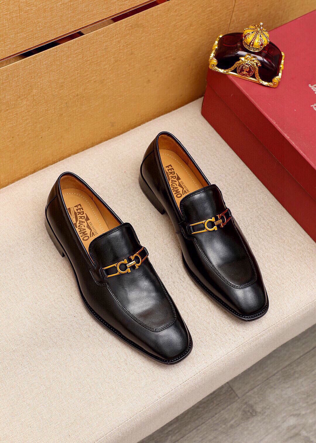NO:898025,Product trademark Ferragamo 'Ferragamo' casual leather shoes, correct size: 38-44 (45 customized) Product material selection: imported first-layer calfskin upper + luxury hardware buckle, imported water-dyed cowhide lining. Strong three-dimensional visual effect, original outsole color 2 colors available, ferragamo, ferragamo, cowhide19860909商品商标Ferragamo「 菲拉格慕」休闲皮鞋 正码码数:38-44（45订制） 商品材料精选 进口头层小牛皮鞋面+奢华五金扣,进口水染牛皮内里.强烈立体视觉效果,原版大底 颜 色2色可选,,ferragamo,ferragamo,cowhide,Men's shoes