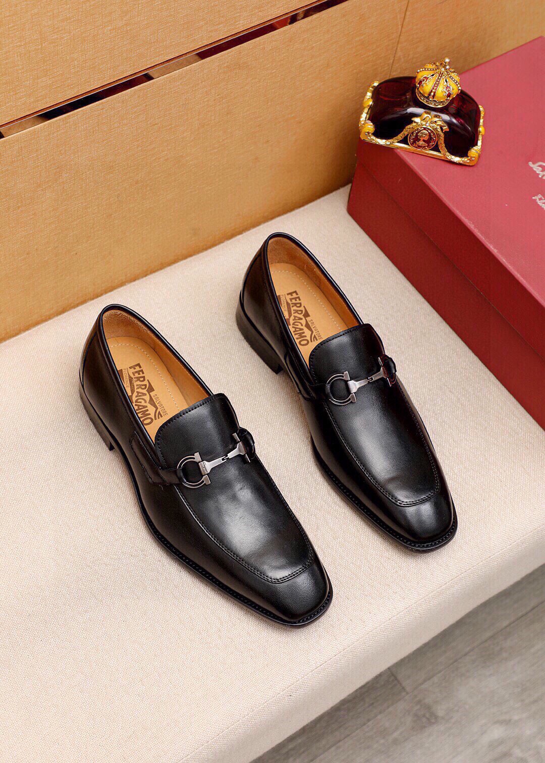 NO:898029,Product trademark Ferragamo 'Ferragamo' casual leather shoes, correct size: 38-44 (45 customized) Product material selection: imported first-layer calfskin upper + luxury hardware buckle, imported water-dyed cowhide lining. Strong three-dimensional visual effect, original outsole color 1 color optional, ferragamo, ferragamo, cowhide19860909商品商标Ferragamo「 菲拉格慕」休闲皮鞋 正码码数:38-44（45订制） 商品材料精选 进口头层小牛皮鞋面+奢华五金扣,进口水染牛皮内里.强烈立体视觉效果,原版大底 颜 色1色可选,,ferragamo,ferragamo,cowhide,Men's shoes