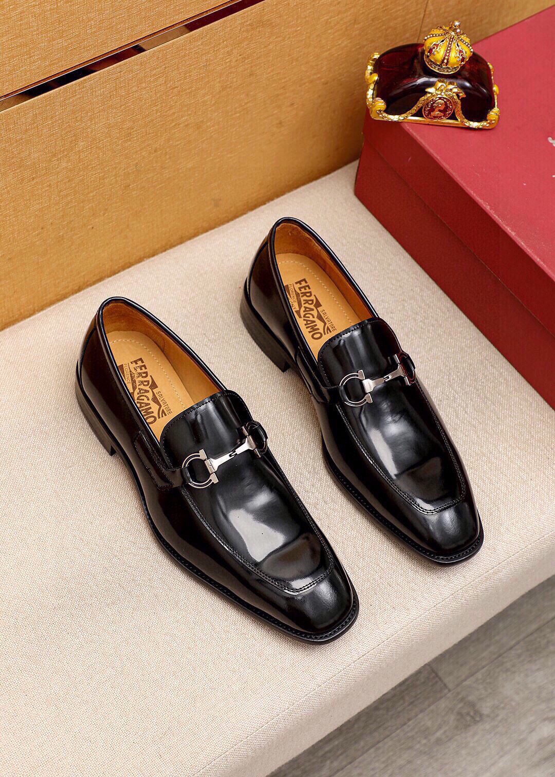 NO:898032,Product trademark Ferragamo 'Ferragamo' casual leather shoes. Regular size: 38-44 (45 customized) Product material selection: imported first-layer open-edge beaded cowhide upper + luxury hardware buckle, imported water-dyed cowhide lining. Strong three-dimensional visual effect, original outsole color 2 colors available, ferragamo, ferragamo, cowhide19860909商品商标Ferragamo「 菲拉格慕」休闲皮鞋 正码码数:38-44（45订制） 商品材料精选 进口头层开边珠牛皮鞋面+奢华五金扣,进口水染牛皮内里.强烈立体视觉效果,原版大底 颜 色2色可选,,ferragamo,ferragamo,cowhide,Men's shoes