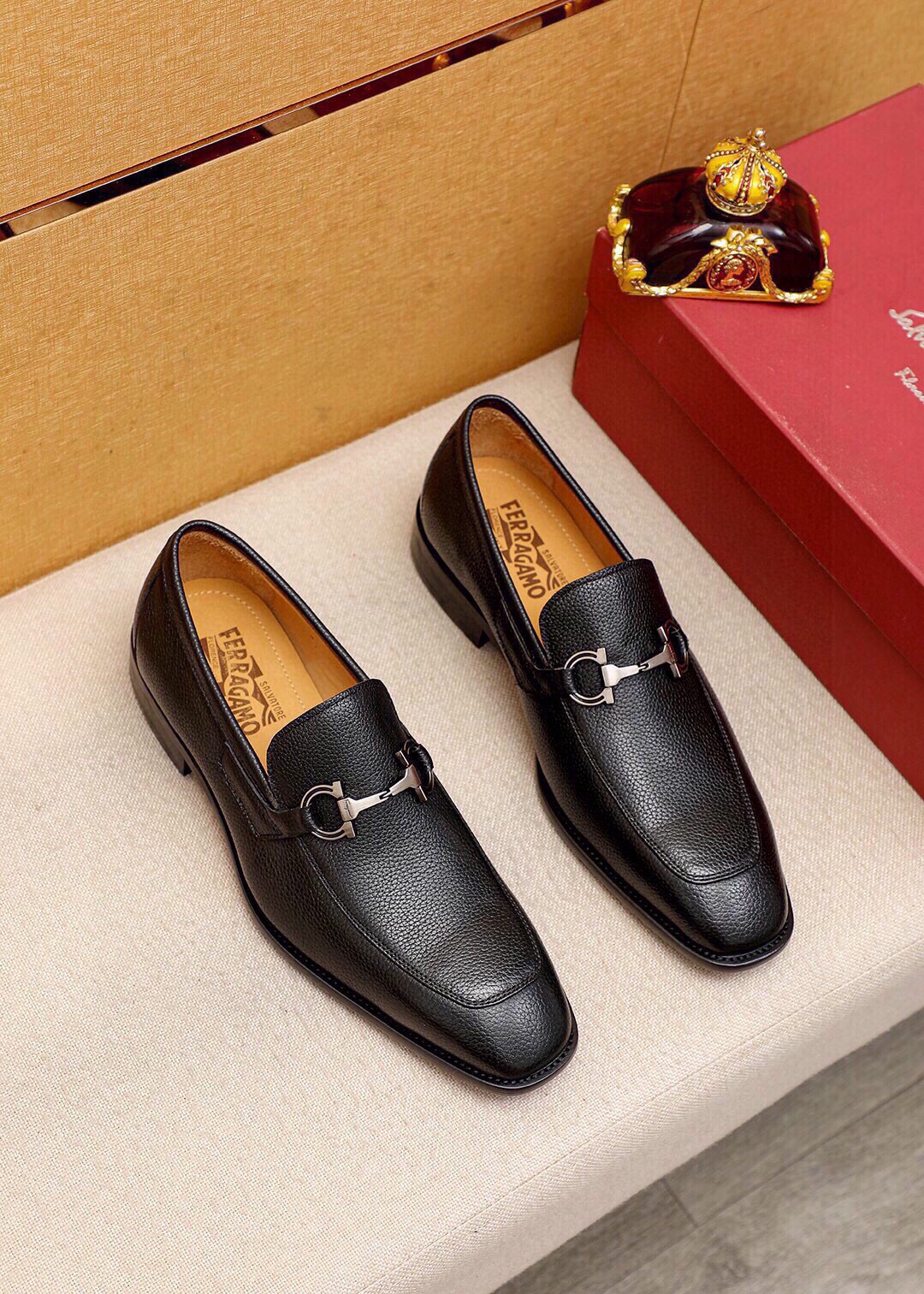 NO:898035,Product trademark Ferragamo 'Ferragamo' casual leather shoes. Regular size: 38-44 (45 customized) Product material selection: imported first-layer pebbled cowhide leather upper + luxury hardware buckle, imported water-dyed cowhide lining. Strong three-dimensional visual effect, original outsole color 3 colors available, ferragamo, ferragamo, cowhide19860909商品商标Ferragamo「 菲拉格慕」休闲皮鞋 正码码数:38-44（45订制） 商品材料精选 进口头层荔枝纹牛皮鞋面+奢华五金扣,进口水染牛皮内里.强烈立体视觉效果,原版大底 颜 色3色可选,,ferragamo,ferragamo,cowhide,Men's shoes