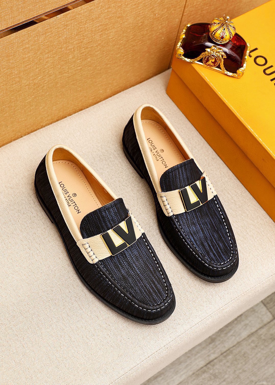 NO:898038,Product trademark LOUIS VUITTON 'Louis Vuitton' casual leather shoes. Regular size: 38-44 (45 customized) Product material selection: imported first-layer calfskin upper + luxury hardware buckle, imported first-layer cowhide lining. Strong three-dimensional visual effect, original rubber outsole, 1 color optional, louis vuitton, louis vuitton, cowhide19860909商品商标LOUIS VUITTON「 路易威登」休闲皮鞋 正码码数:38-44（45订制） 商品材料精选 进口头层小牛皮鞋面+奢华五金扣,进口头层牛皮内里.强烈立体视觉效果,原版橡胶大底 颜 色1色可选,,louis vuitton,louis vuitton,cowhide,Men's shoes