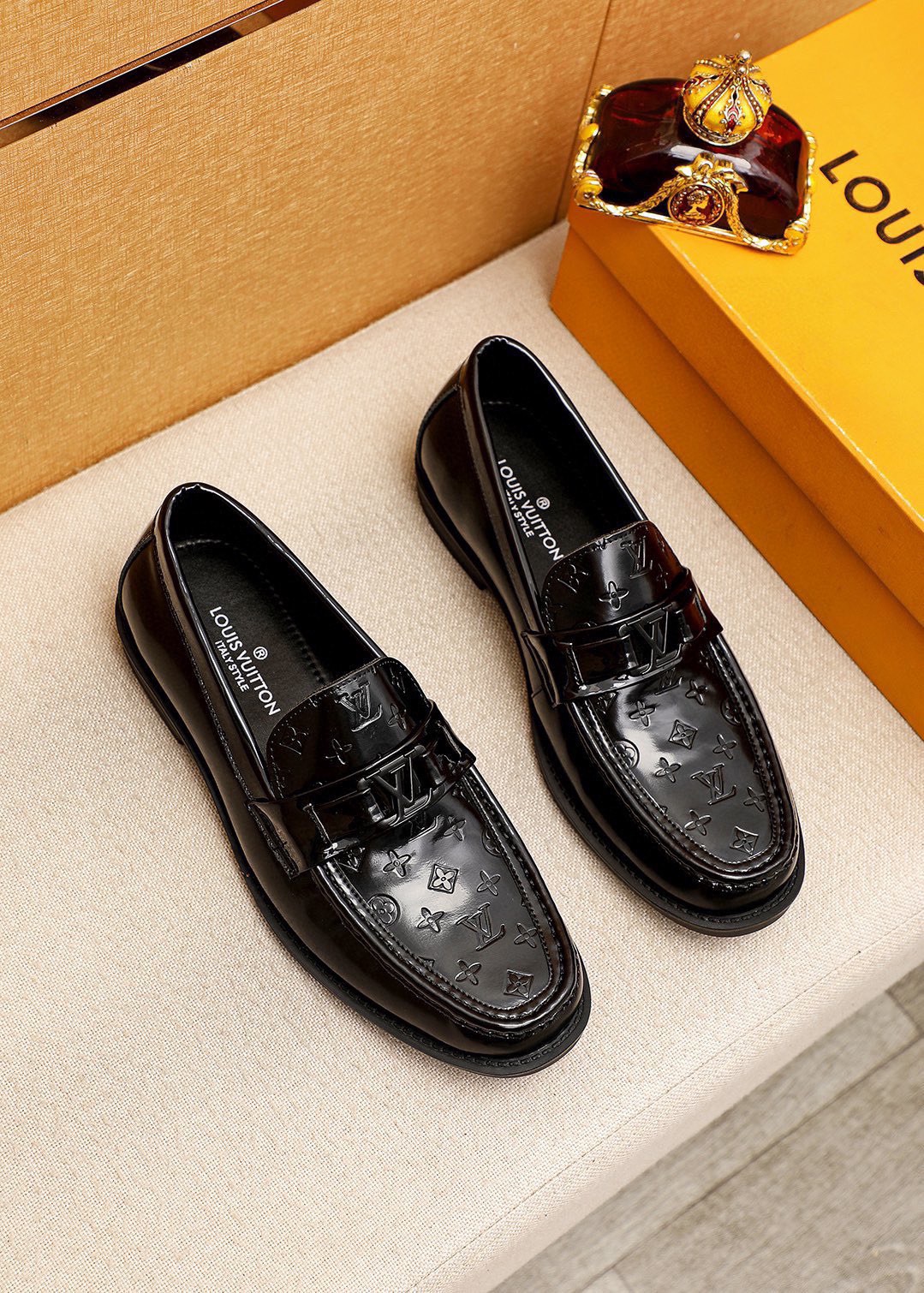 NO:898011,Product trademark LOUIS VUITTON 'Louis Vuitton' casual leather shoes. Regular size: 38-44 (45 customized) Product material selection: imported first-layer calfskin stamped upper + luxury hardware buckle, imported first-layer cowhide lining. Strong three-dimensional visual effect, original rubber outsole, 1 color available, louis vuitton, louis vuitton, cowhide19860909商品商标LOUIS VUITTON「 路易威登」休闲皮鞋 正码码数:38-44（45订制） 商品材料精选 进口头层小牛皮圧花鞋面+奢华五金扣,进口头层牛皮内里.强烈立体视觉效果,原版橡胶大底 颜 色1色可选,,louis vuitton,louis vuitton,cowhide,Men's shoes