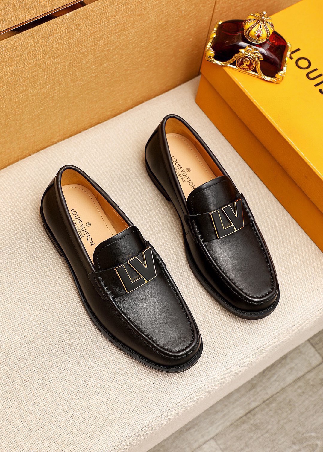 NO:898014,Product trademark LOUIS VUITTON 'Louis Vuitton' casual leather shoes. Regular size: 38-44 (45 customized) Product material selection: imported first-layer calfskin upper + luxury hardware buckle, imported first-layer cowhide lining. Strong three-dimensional visual effect, original rubber outsole, 1 color optional, louis vuitton, louis vuitton, cowhide19860909商品商标LOUIS VUITTON「 路易威登」休闲皮鞋 正码码数:38-44（45订制） 商品材料精选 进口头层小牛皮鞋面+奢华五金扣,进口头层牛皮内里.强烈立体视觉效果,原版橡胶大底 颜 色1色可选,,louis vuitton,louis vuitton,cowhide,Men's shoes