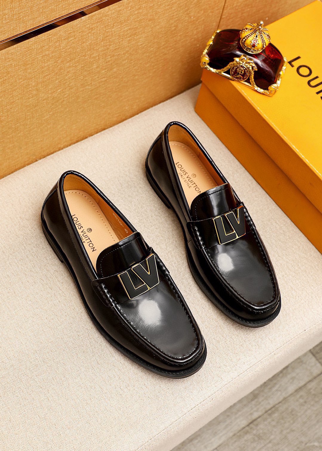NO:898017,Product trademark LOUIS VUITTON 'Louis Vuitton' casual leather shoes. Regular size: 38-44 (45 customized) Product material selection: imported first-layer open-edge beaded cowhide upper + luxury hardware buckle, imported first-layer cowhide lining. Strong three-dimensional visual effect, original rubber outsole, 1 color available, louis vuitton, louis vuitton, cowhide19860909商品商标LOUIS VUITTON「 路易威登」休闲皮鞋 正码码数:38-44（45订制） 商品材料精选 进口头层开边珠牛皮鞋面+奢华五金扣,进口头层牛皮内里.强烈立体视觉效果,原版橡胶大底 颜 色1色可选,,louis vuitton,louis vuitton,cowhide,Men's shoes
