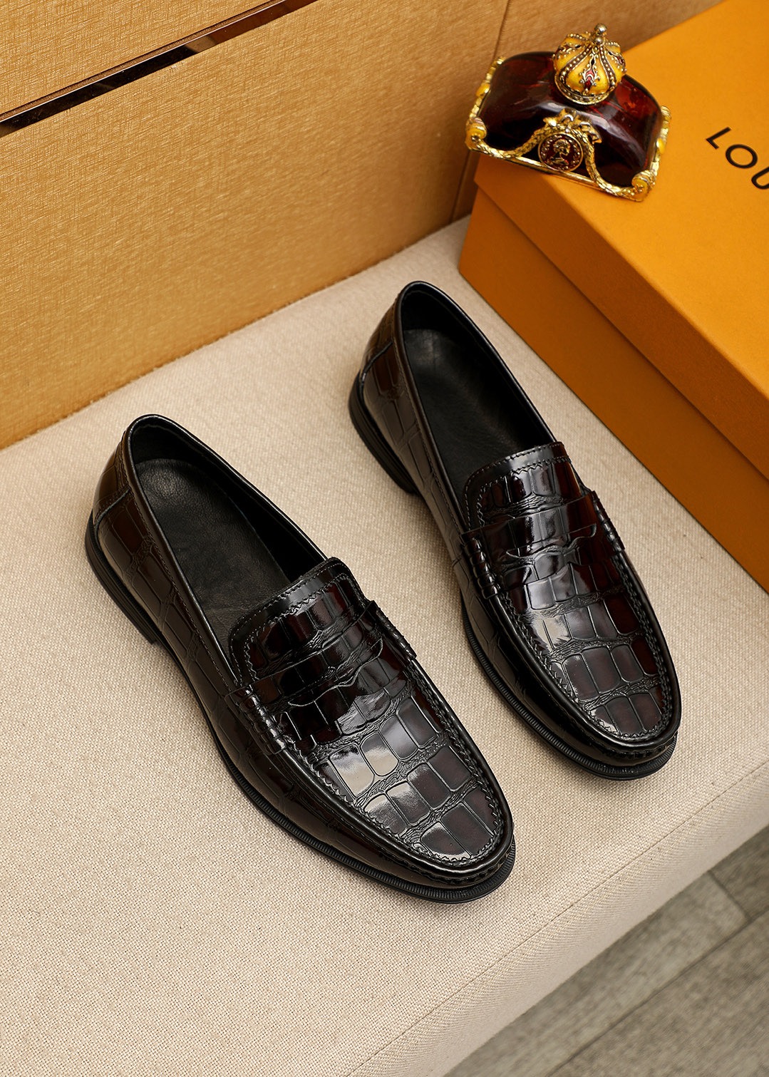 NO:898023,Product trademark LOUIS VUITTON 'Louis Vuitton' casual leather shoes. Regular size: 38-44 (customized at 45.46) Product materials are selected. Imported first-layer open-edge beaded cowhide embossed upper, imported first-layer cowhide lining. Strong three-dimensional visual effect. Original outsole. 2 colors available, louis vuitton, louis vuitton, cowhide19860909商品商标LOUIS VUITTON「 路易威登」休闲皮鞋 正码码数:38-44（45.46订制） 商品材料精选 进口头层开边珠牛皮压花鞋面,进口头层牛皮内里.强烈立体视觉效果 原版大底 颜 色2色可选,,louis vuitton,louis vuitton,cowhide,Men's shoes