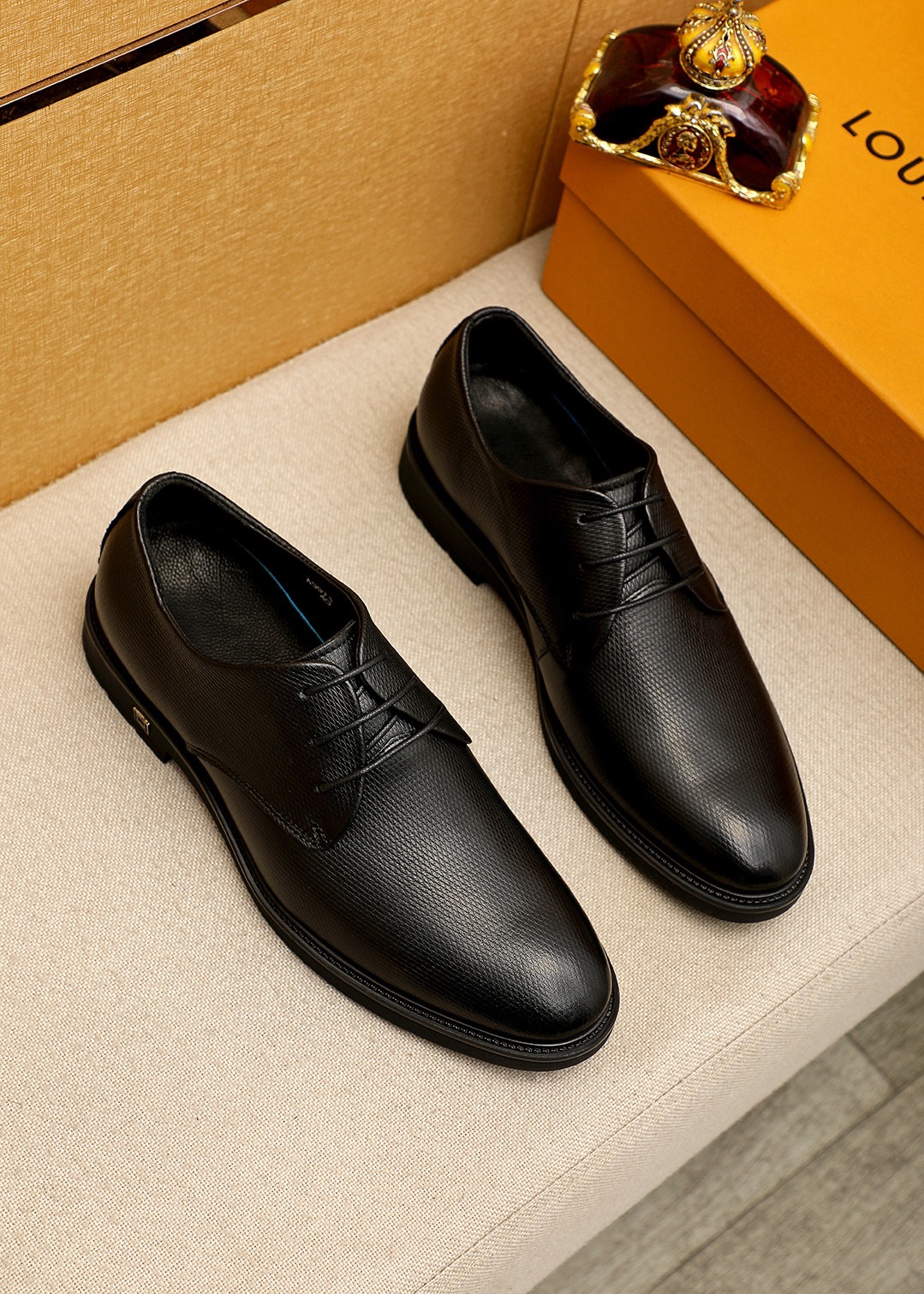 NO:898026,Product trademark LOUIS VUITTON 'Louis Vuitton' business leather shoes. Regular size: 38-44 (customized at 45.46) Product material selection: imported first-layer pebbled cowhide leather upper, imported first-layer cowhide lining. Strong three-dimensional visual effect. Original outsole. 1 color available, louis vuitton, louis vuitton, cowhide19860909商品商标LOUIS VUITTON「 路易威登」商务皮鞋 正码码数:38-44（45.46订制） 商品材料精选 进口头层荔枝纹牛皮鞋面,进口头层牛皮内里.强烈立体视觉效果 原版大底 颜 色1色可选,,louis vuitton,louis vuitton,cowhide,Men's shoes