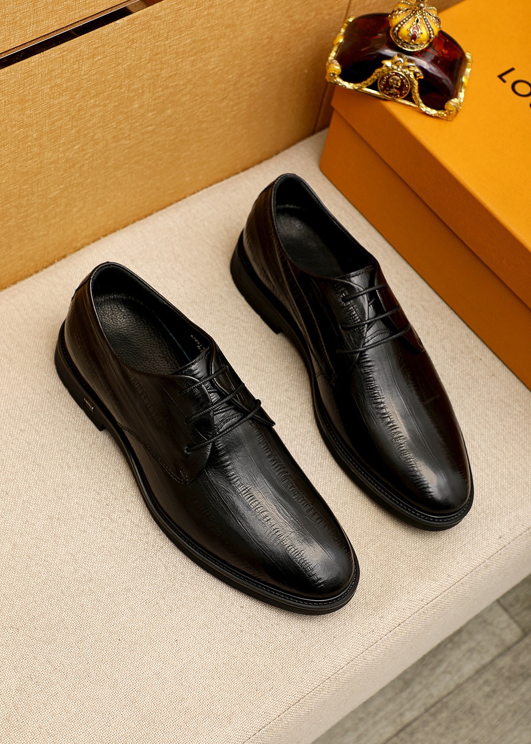 NO:898028,Product trademark LOUIS VUITTON 'Louis Vuitton' business leather shoes. Regular size: 38-44 (customized at 45.46). Product material selection. Imported first-layer calfskin upper, imported first-layer cowhide lining. Strong three-dimensional visual effect. Original outsole. 1 color available, louis vuitton, louis vuitton, cowhide19860909商品商标LOUIS VUITTON「 路易威登」商务皮鞋 正码码数:38-44（45.46订制） 商品材料精选 进口头层小牛皮鞋面,进口头层牛皮内里.强烈立体视觉效果 原版大底 颜 色1色可选,,louis vuitton,louis vuitton,cowhide,Men's shoes