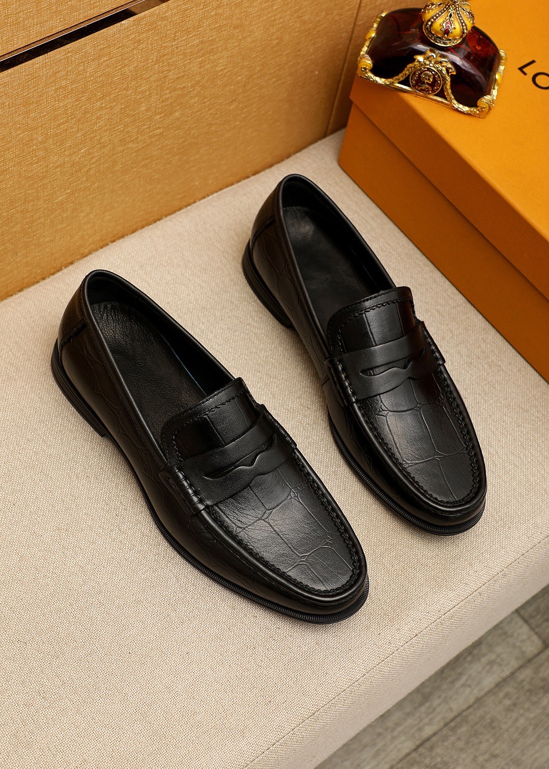 NO:898031,Product trademark LOUIS VUITTON 'Louis Vuitton' casual leather shoes. Regular size: 38-44 (customized at 45.46) Product material selection Imported first-layer calfskin embossed upper, imported first-layer cowhide lining. Strong three-dimensional visual effect Original outsole Color 1 color available, louis vuitton, louis vuitton, cowhide19860909商品商标LOUIS VUITTON「 路易威登」休闲皮鞋 正码码数:38-44（45.46订制） 商品材料精选 进口头层小牛皮压花鞋面,进口头层牛皮内里.强烈立体视觉效果 原版大底 颜 色1色可选,,louis vuitton,louis vuitton,cowhide,Men's shoes