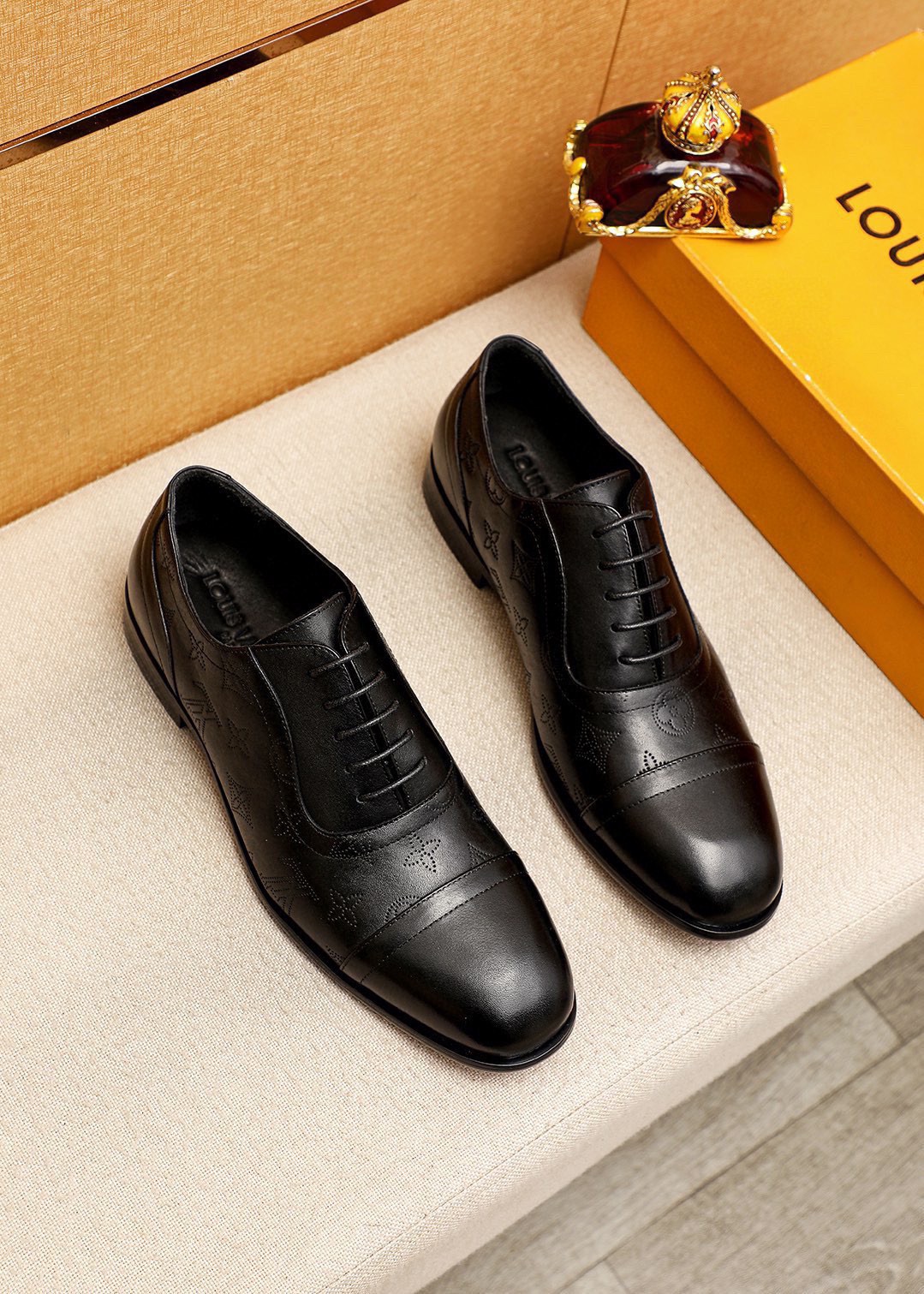 NO:898034,Product trademark LOUIS VUITTON 'Louis Vuitton' business leather shoes. Regular size: 38-44 (customized at 45.46.47). Product materials are selected. Imported first-layer calfskin stamped upper, imported first-layer cowhide lining. Strong three-dimensional visual effect, combined outsole. 1 color optional, louis vuitton, louis vuitton, cowhide19860909商品商标LOUIS VUITTON「 路易威登」商务皮鞋 正码码数:38-44（45.46.47订制） 商品材料精选 进口头层小牛皮圧花鞋面,进口头层牛皮内里.强烈立体视觉效果,组合大底 颜 色1色可选,,louis vuitton,louis vuitton,cowhide,Men's shoes