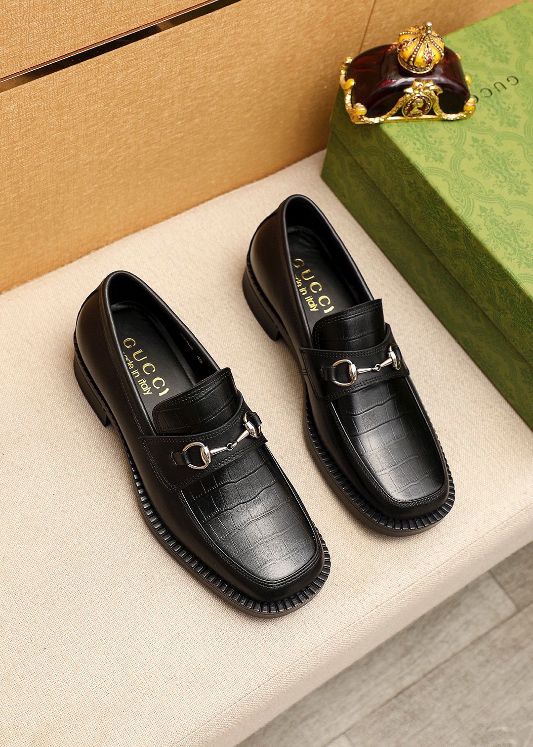 NO:898037,Product trademark GUCCI 'Gucci' casual leather shoes. Regular size: 38-44 (customized at 45.46) Product material selection: imported first-layer calfskin embossed upper + classic hardware buckle, imported cowhide lining. Strong three-dimensional visual effect, original outsole, 3 leather colors available, gucci, gucci, cowhide19860909商品商标GUCCI「 古驰」休闲皮鞋 正码码数:38-44（45.46订制） 商品材料精选 进口头层小牛皮压花鞋面+经典五金扣,进口牛皮内里.强烈立体视觉效果,原版大底 颜 色3种皮料可选,,gucci,gucci,cowhide,Men's shoes