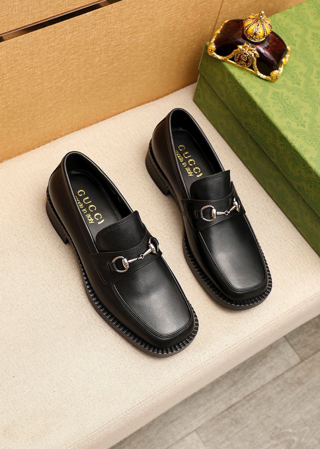 NO:898010,Product trademark GUCCI 'Gucci' casual leather shoes. Regular size: 38-44 (customized at 45.46) Product material selection: imported first-layer calfskin upper + classic hardware buckle, imported cowhide lining. Strong three-dimensional visual effect, original outsole, 3 leather colors available, gucci, gucci, cowhide19860909商品商标GUCCI「 古驰」休闲皮鞋 正码码数:38-44（45.46订制） 商品材料精选 进口头层小牛皮鞋面+经典五金扣,进口牛皮内里.强烈立体视觉效果,原版大底 颜 色3种皮料可选,,gucci,gucci,cowhide,Men's shoes