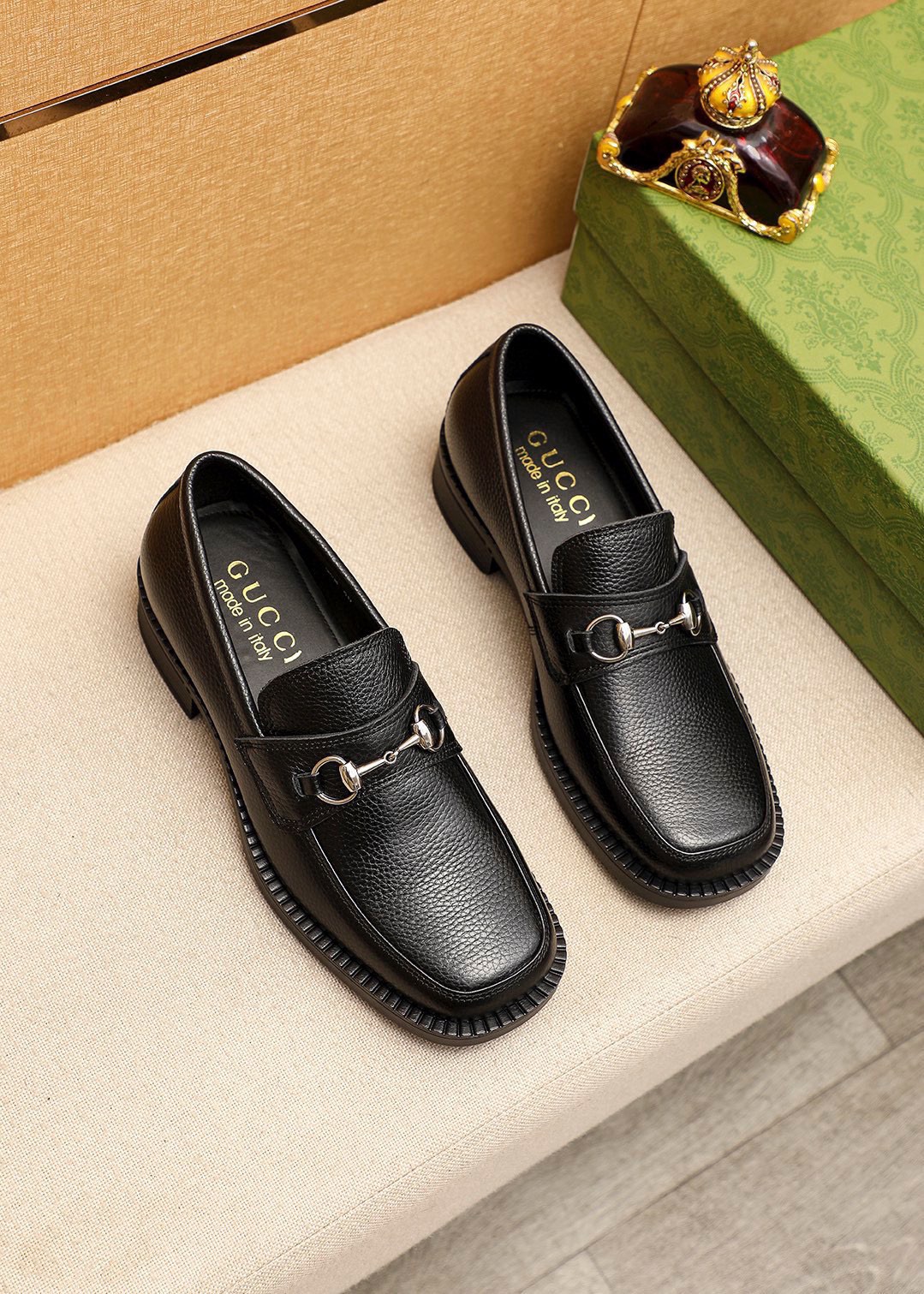 NO:898013,Product trademark GUCCI 'Gucci' casual leather shoes. Regular size: 38-44 (customized at 45.46) Product material selection: imported first-layer pebbled cowhide leather upper + classic hardware buckle, imported cowhide lining. Strong three-dimensional visual effect, original outsole, 3 kinds of leather materials available, gucci, gucci, cowhide19860909商品商标GUCCI「 古驰」休闲皮鞋 正码码数:38-44（45.46订制） 商品材料精选 进口头层荔枝纹牛皮鞋面+经典五金扣,进口牛皮内里.强烈立体视觉效果,原版大底 颜 色3种皮料可选,,gucci,gucci,cowhide,Men's shoes