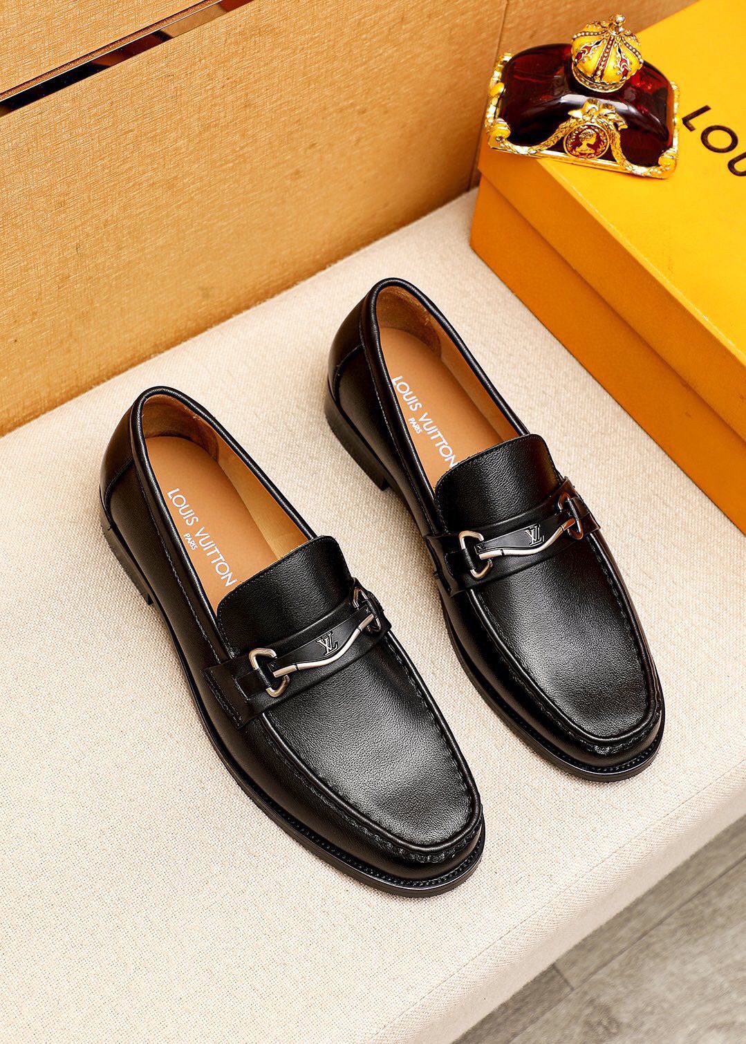 NO:898016,Product trademark LOUIS VUITTON 'Louis Vuitton' casual leather shoes. Regular size: 38-44 (customized in 45.46) Product materials selection: imported first-layer calfskin upper + luxury hardware buckle, imported first-layer cowhide lining. Strong three-dimensional visual effect, combined outsole color 1 color optional, louis vuitton, louis vuitton, cowhide19860909商品商标LOUIS VUITTON「 路易威登」休闲皮鞋 正码码数:38-44（45.46订制） 商品材料精选 进口头层小牛皮鞋面+奢华五金扣,进口头层牛皮内里.强烈立体视觉效果,组合大底 颜 色1色可选,,louis vuitton,louis vuitton,cowhide,Men's shoes