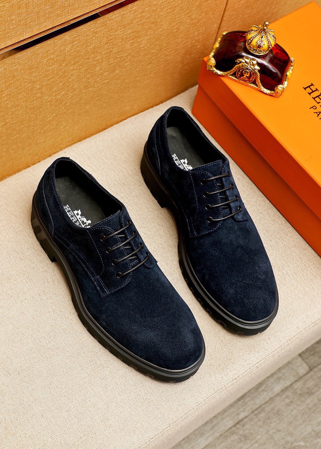 NO:898400,P original order (Hermès HEPMES) moccasin shoes combine novel shoe shape, high-quality materials and exquisite details. Imported first-layer nubuck leather and instep decorated with golden Gancio buckles, showing a luxurious style. TPU rubber sole has a flexible texture. Size 39-44 (customized at 38.45.46),,hermes,cowhide19860909P  原单（爱马仕HEPMES）莫卡辛鞋集新颖鞋型、上乘材质与精湛细节于一体,进口头层磨砂牛皮 脚背点缀金色Gancio扣饰,焕现奢华风采.TPU橡胶鞋底质感柔韧 Size 39-44(38.45.46订做),,hermes,cowhide,Men's shoes