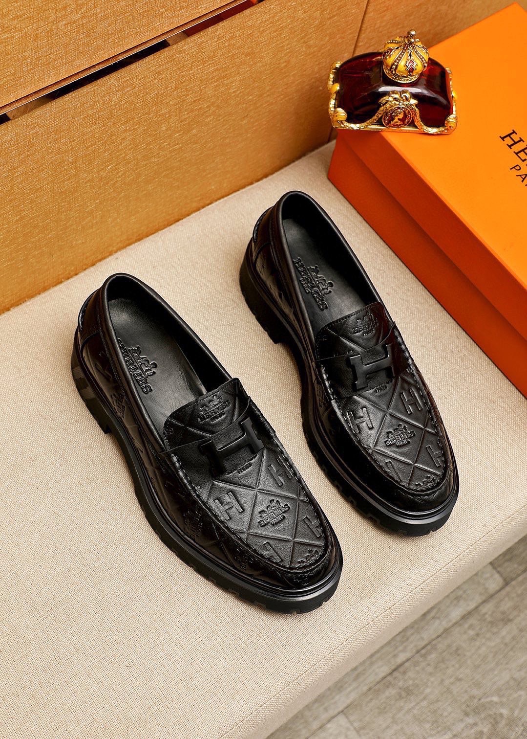 NO:898354,P Original (Hermès HEPMES) moccasin shoes integrate novel shoe styles, high-quality materials and exquisite details. The imported first-layer cowhide is embossed, and the instep is embellished with golden Gancio buckles, giving it a luxurious style. TPU rubber sole has a flexible texture. Size 39-44 (customized at 38.45.46),,hermes,cowhide19860909P  原单（爱马仕HEPMES）莫卡辛鞋集新颖鞋型、上乘材质与精湛细节于一体,进口头层牛皮压花,脚背点缀金色Gancio扣饰,焕现奢华风采.TPU橡胶鞋底质感柔韧 Size 39-44(38.45.46订做),,hermes,cowhide,Men's shoes