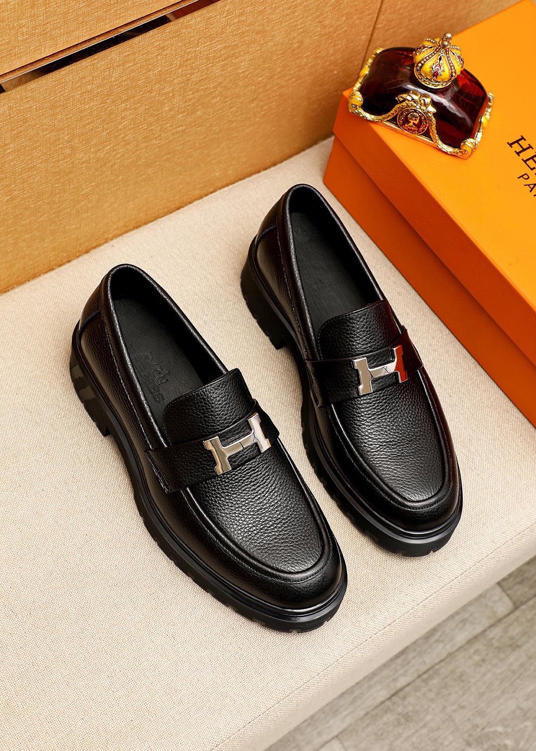 NO:898360,P Original (Hermès HEPMES) moccasin shoes integrate novel shoe styles, high-quality materials and exquisite details. They are imported top-layer pebbled cowhide and decorated with golden Gancio buckles on the instep, giving them a luxurious style. TPU rubber soles have a flexible texture. Size 39-44 (customized at 38.45.46),,hermes,cowhide19860909P  原单（爱马仕HEPMES）莫卡辛鞋集新颖鞋型、上乘材质与精湛细节于一体,进口头层荔枝纹牛皮,脚背点缀金色Gancio扣饰,焕现奢华风采.TPU橡胶鞋底质感柔韧 Size 39-44(38.45.46订做),,hermes,cowhide,Men's shoes