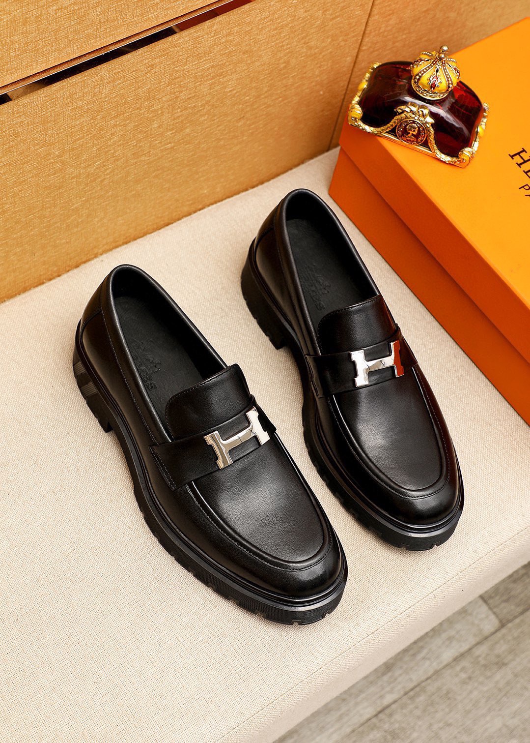 NO:898373,P Original (Hermès HEPMES) moccasin shoes combine novel shoe styles, high-quality materials and exquisite details. They are imported first-layer calfskin and the instep is embellished with golden Gancio buckles, giving it a luxurious look. TPU rubber sole has a flexible texture. Size 39-44 (customized at 38.45.46),,hermes,cowhide19860909P  原单（爱马仕HEPMES）莫卡辛鞋集新颖鞋型、上乘材质与精湛细节于一体,进口头层小牛皮,脚背点缀金色Gancio扣饰,焕现奢华风采.TPU橡胶鞋底质感柔韧 Size 39-44(38.45.46订做),,hermes,cowhide,Men's shoes