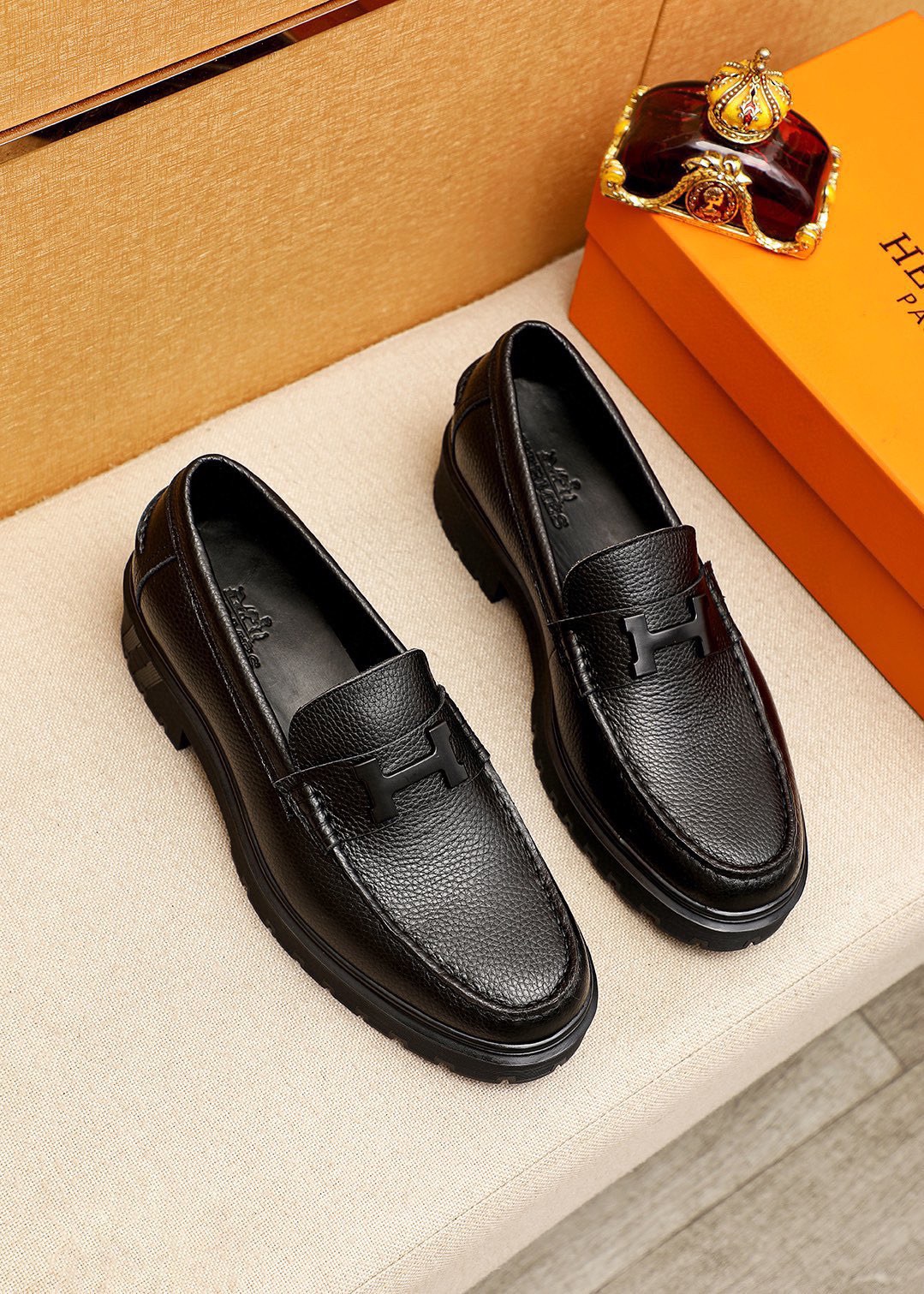 NO:898378,P Original (Hermès HEPMES) moccasin shoes integrate novel shoe styles, high-quality materials and exquisite details. They are imported top-layer pebbled cowhide and decorated with golden Gancio buckles on the instep, giving them a luxurious style. TPU rubber soles have a flexible texture. Size 39-44 (customized at 38.45.46),,hermes,cowhide19860909P  原单（爱马仕HEPMES）莫卡辛鞋集新颖鞋型、上乘材质与精湛细节于一体,进口头层荔枝纹牛皮,脚背点缀金色Gancio扣饰,焕现奢华风采.TPU橡胶鞋底质感柔韧 Size 39-44(38.45.46订做),,hermes,cowhide,Men's shoes