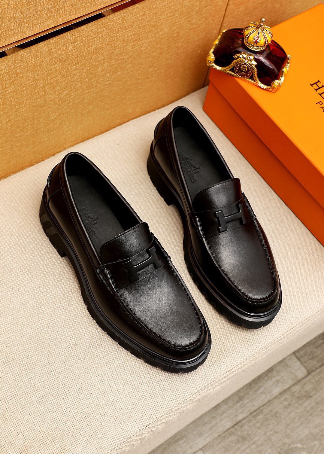 NO:898389,P Original (Hermès HEPMES) moccasin shoes combine novel shoe styles, high-quality materials and exquisite details. They are imported first-layer calfskin and the instep is embellished with golden Gancio buckles, giving it a luxurious look. TPU rubber sole has a flexible texture. Size 39-44 (customized at 38.45.46),,hermes,cowhide19860909P  原单（爱马仕HEPMES）莫卡辛鞋集新颖鞋型、上乘材质与精湛细节于一体,进口头层小牛皮,脚背点缀金色Gancio扣饰,焕现奢华风采.TPU橡胶鞋底质感柔韧 Size 39-44(38.45.46订做),,hermes,cowhide,Men's shoes