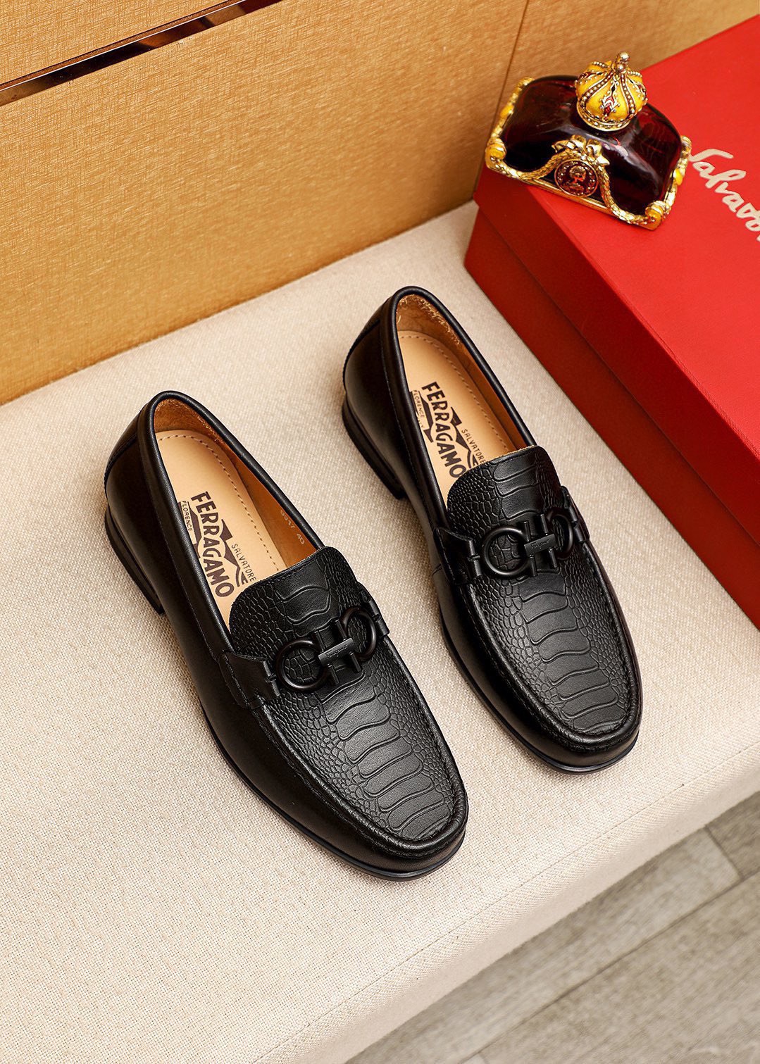 NO:898393,Product trademark Ferragamo 'Ferragamo' casual leather shoes, correct size: 38-44 (45 customized) Product material selection, imported first-layer calfskin embossed upper + luxury hardware buckle, imported water-dyed cowhide lining. Strong three-dimensional visual effect, original outsole color 1 color optional, ferragamo, ferragamo, cowhide19860909商品商标Ferragamo「 菲拉格慕」休闲皮鞋 正码码数:38-44（45订制） 商品材料精选 进口头层小牛皮压花鞋面+奢华五金扣,进口水染牛皮内里.强烈立体视觉效果,原版大底 颜 色1色可选,,ferragamo,ferragamo,cowhide,Men's shoes