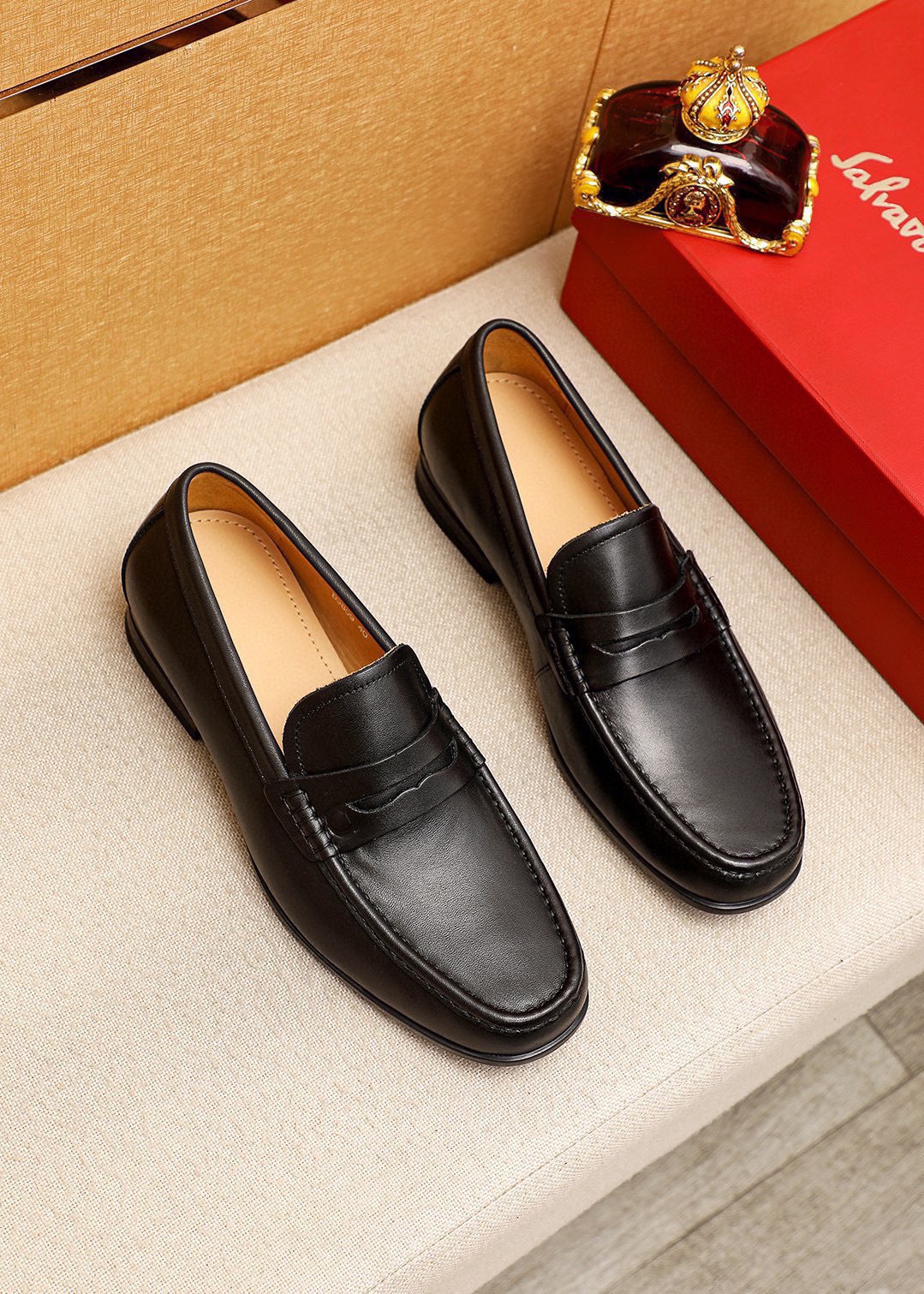 NO:898398,Product trademark Ferragamo 'Ferragamo' casual leather shoes, correct size: 38-44 (45 customized) Product material selection: imported first-layer calfskin upper, imported water-dyed cowhide lining. Strong three-dimensional visual effect, original outsole, 3 kinds of leather materials available, ferragamo, ferragamo, cowhide19860909商品商标Ferragamo「 菲拉格慕」休闲皮鞋 正码码数:38-44（45订制） 商品材料精选 进口头层小牛皮鞋面,进口水染牛皮内里.强烈立体视觉效果,原版大底 颜 色3种皮料可选,,ferragamo,ferragamo,cowhide,Men's shoes