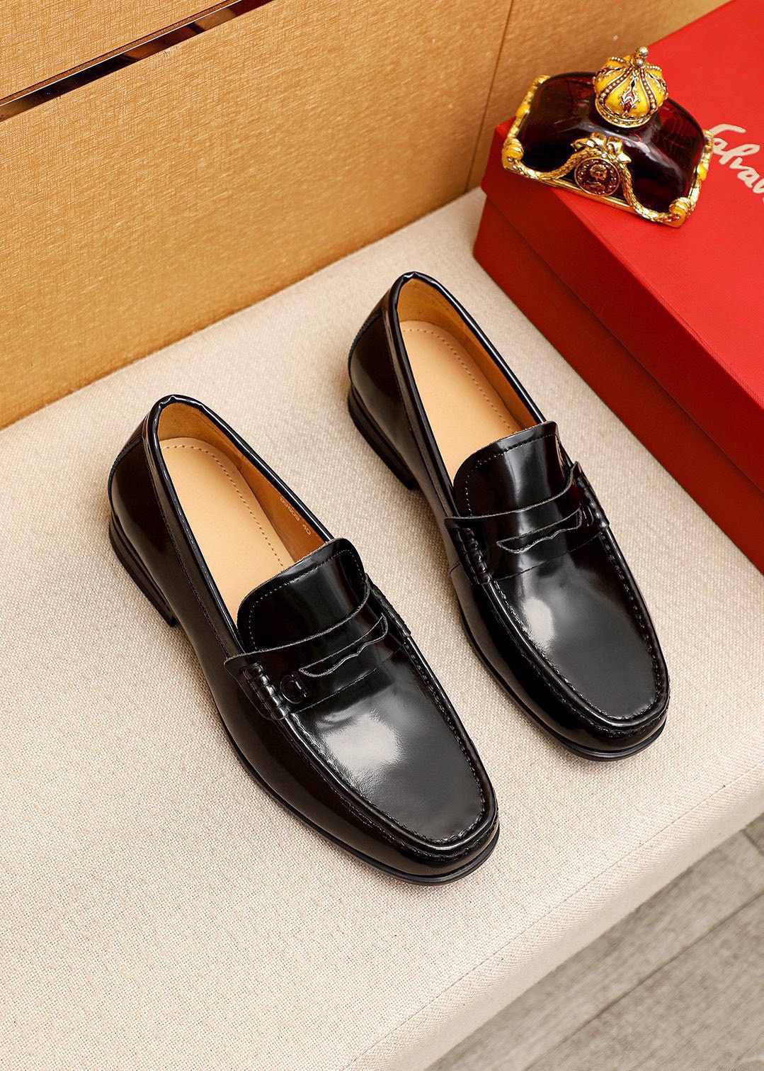 NO:898403,Product trademark Ferragamo 'Ferragamo' casual leather shoes. Regular size: 38-44 (45 customized) Product materials are selected. Imported first-layer open-edge beaded cowhide upper, imported water-dyed cowhide lining. Strong three-dimensional visual effect, original outsole. Three leather colors are available, ferragamo, ferragamo, cowhide.19860909商品商标Ferragamo「 菲拉格慕」休闲皮鞋 正码码数:38-44（45订制） 商品材料精选 进口头层开边珠牛皮鞋面,进口水染牛皮内里.强烈立体视觉效果,原版大底 颜 色3种皮料可选,,ferragamo,ferragamo,cowhide,Men's shoes