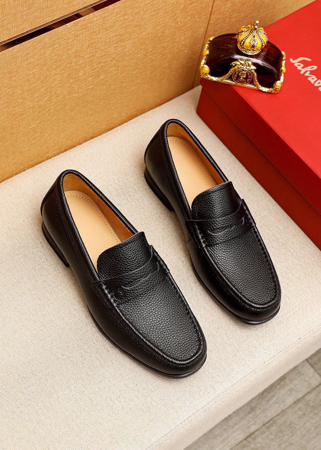 NO:898406,Product trademark Ferragamo 'Ferragamo' casual leather shoes, correct size: 38-44 (45 customized) Product material selection: imported first-layer pebbled cowhide leather upper, imported water-dyed cowhide lining. Strong three-dimensional visual effect, original outsole, 3 leather colors available, ferragamo, ferragamo, cowhide19860909商品商标Ferragamo「 菲拉格慕」休闲皮鞋 正码码数:38-44（45订制） 商品材料精选 进口头层荔枝纹牛皮鞋面,进口水染牛皮内里.强烈立体视觉效果,原版大底 颜 色3种皮料可选,,ferragamo,ferragamo,cowhide,Men's shoes