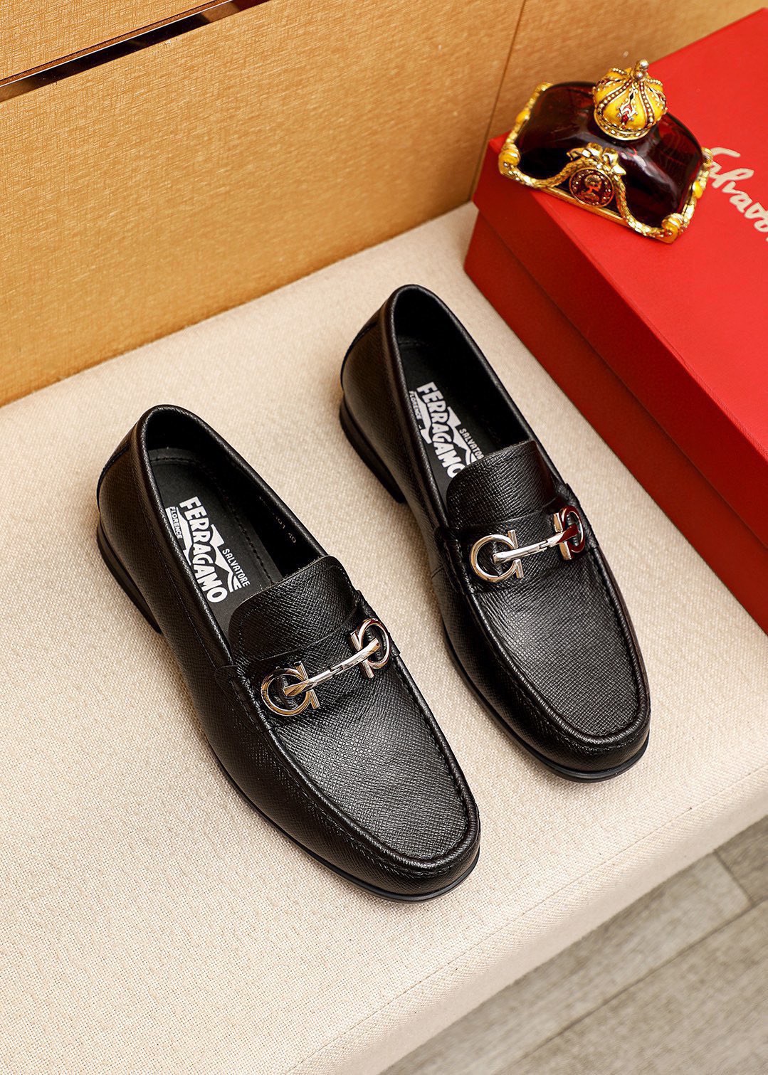 NO:898410,Product trademark Ferragamo 'Ferragamo' casual leather shoes, correct size: 38-44 (45 customized) Product material selection: imported first-layer cross-grain cowhide upper + luxury hardware buckle, imported water-dyed cowhide lining. Strong three-dimensional visual effect, original outsole, 4 kinds of leather materials available, ferragamo, ferragamo, cowhide19860909商品商标Ferragamo「 菲拉格慕」休闲皮鞋 正码码数:38-44（45订制） 商品材料精选 进口头层十字纹牛皮鞋面+奢华五金扣,进口水染牛皮内里.强烈立体视觉效果,原版大底 颜 色4种皮料可选,,ferragamo,ferragamo,cowhide,Men's shoes