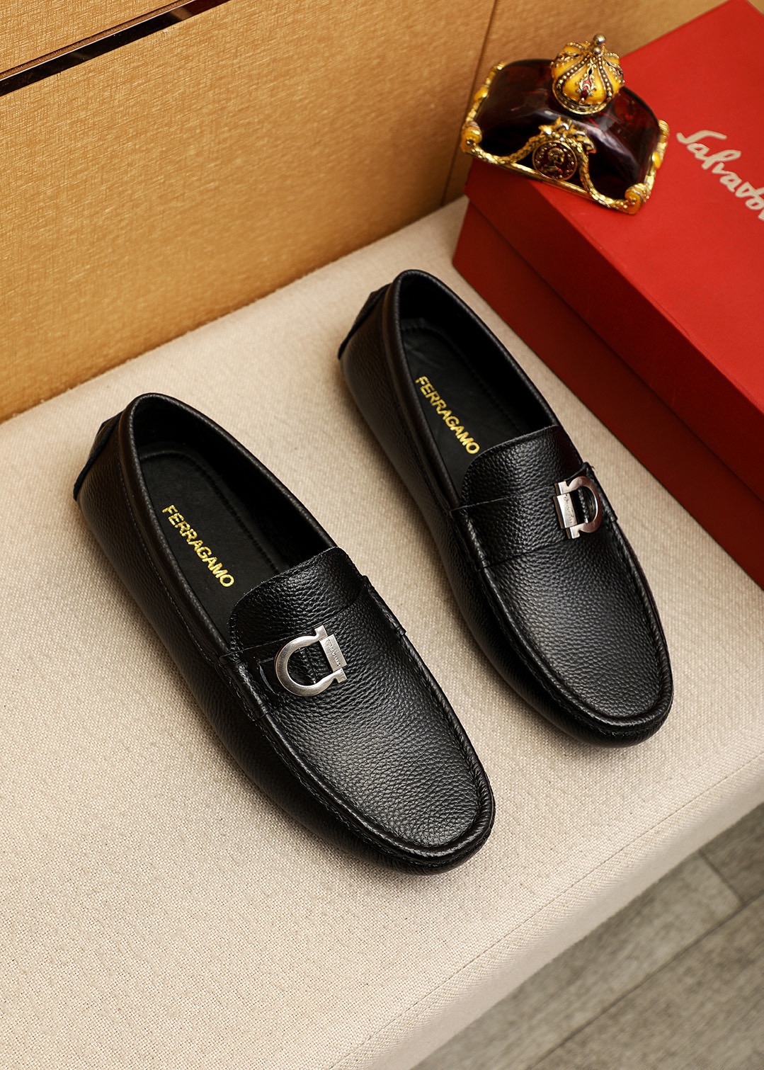 NO:931548,Product trademark Ferragamo 'Ferragamo' beanie shoes. Regular size: 38-44 (customized in 45). Selected product materials. Imported pebbled cowhide upper + classic hardware buckle, imported sheepskin lining. Strong three-dimensional visual effect. Original outsole. 3 colors available, ferragamo, ferragamo, cowhide.19860909商品商标Ferragamo「 菲拉格慕」豆豆鞋 正码码数:38-44（45订制） 商品材料精选 进口荔枝纹牛皮鞋面+经典五金扣,进口羊皮内里.强烈立体视觉效果,原版大底 颜 色3色可选,,ferragamo,ferragamo,cowhide,Men's shoes