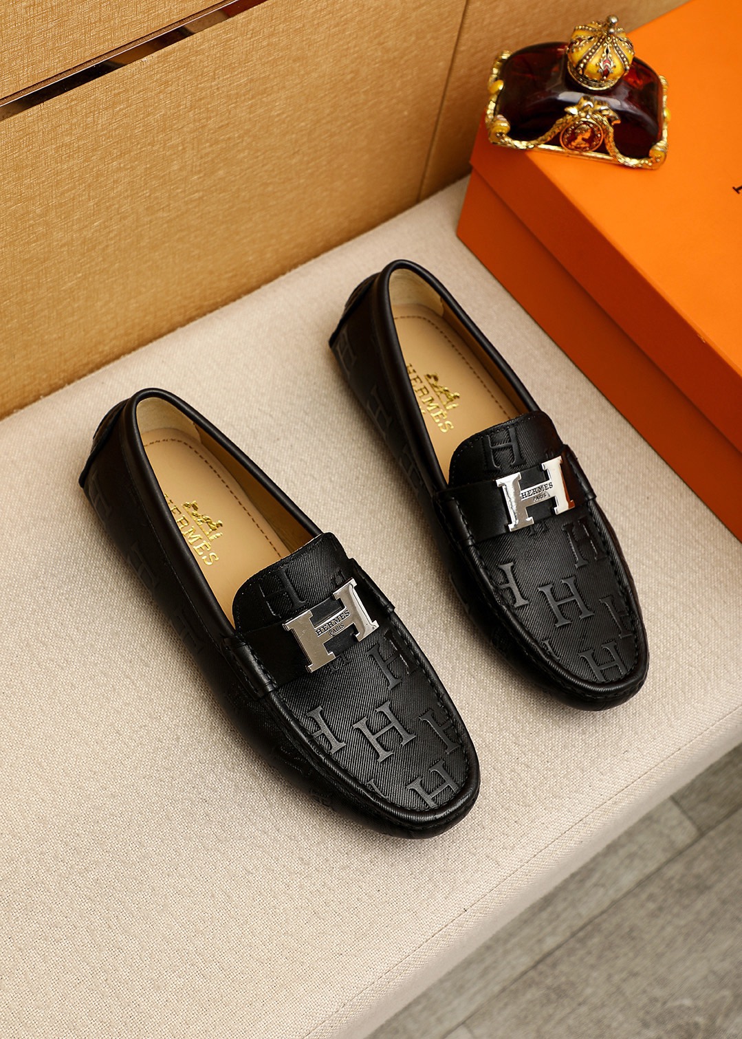 NO:931556,Product trademark HERMES 'Hermès' beanie shoes, correct size: 38-44 (45 customized) Product material selection, imported first-layer calfskin embossed upper + luxury hardware buckle, imported sheepskin lining. Strong three-dimensional visual effect, original outsole color 2 colors available, hermes, hermes, cowhide19860909商品商标HERMES「 爱马仕」豆豆鞋 正码码数:38-44 (45订制) 商品材料精选 进口头层小牛皮压花鞋面+奢华五金扣,进口羊皮内里.强烈立体视觉效果,原版大底 颜 色2色可选,,hermes,hermes,cowhide,Men's shoes