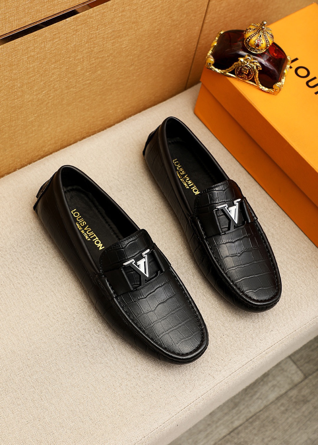 NO:931562,Product trademark LOUIS VUITTON 'Louis Vuitton' beanie shoes. Regular size: 38-44 (customized in 45) Product material selection: first-layer calfskin embossed upper + luxury hardware buckle, imported sheepskin lining. Strong three-dimensional visual effect, original outsole color 2 colors available, louis vuitton, louis vuitton, cowhide19860909商品商标LOUIS VUITTON「 路易威登」豆豆鞋 正码码数:38-44（45订做） 商品材料精选 头层小牛皮压花鞋面+奢华五金扣,进口羊皮内里.强烈立体视觉效果,原版大底 颜 色2色可选,,louis vuitton,louis vuitton,cowhide,Men's shoes