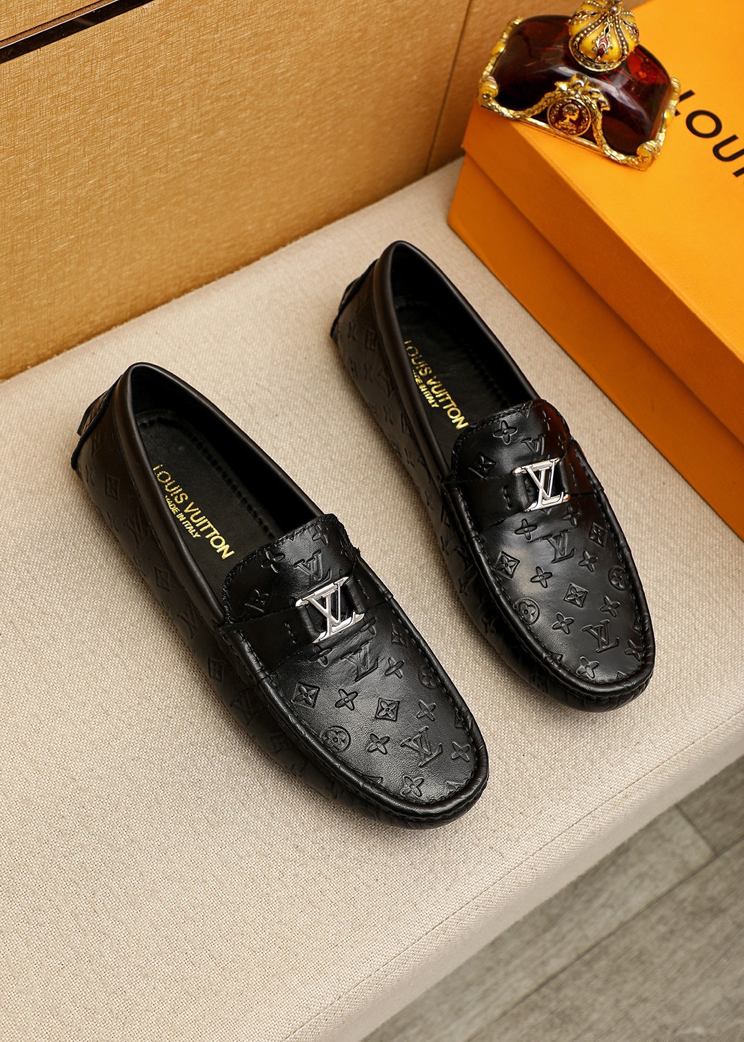 NO:931573,Product trademark LOUIS VUITTON 'Louis Vuitton' beanie shoes. Regular size: 38-44 (customized in 45) Product material selection: first-layer calfskin embossed upper + luxury hardware buckle, imported sheepskin lining. Strong three-dimensional visual effect, original outsole color 1 color optional, louis vuitton, louis vuitton, cowhide19860909商品商标LOUIS VUITTON「 路易威登」豆豆鞋 正码码数:38-44（45订做） 商品材料精选 头层小牛皮压花鞋面+奢华五金扣,进口羊皮内里.强烈立体视觉效果,原版大底 颜 色1色可选,,louis vuitton,louis vuitton,cowhide,Men's shoes