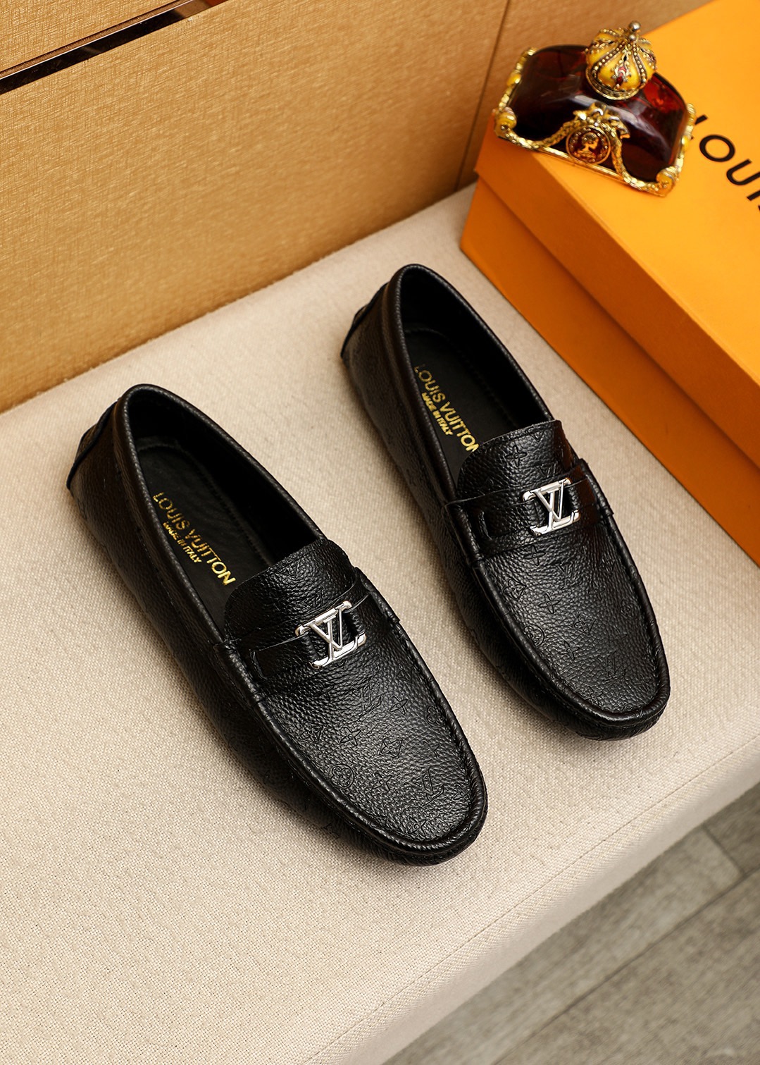 NO:931583,Product trademark LOUIS VUITTON 'Louis Vuitton' beanie shoes. Regular size: 38-44 (customized in 45) Product material selection: first-layer calfskin embossed upper + luxury hardware buckle, imported sheepskin lining. Strong three-dimensional visual effect, original outsole color 2 colors available, louis vuitton, louis vuitton, cowhide19860909商品商标LOUIS VUITTON「 路易威登」豆豆鞋 正码码数:38-44（45订做） 商品材料精选 头层小牛皮压花鞋面+奢华五金扣,进口羊皮内里.强烈立体视觉效果,原版大底 颜 色2色可选,,louis vuitton,louis vuitton,cowhide,Men's shoes