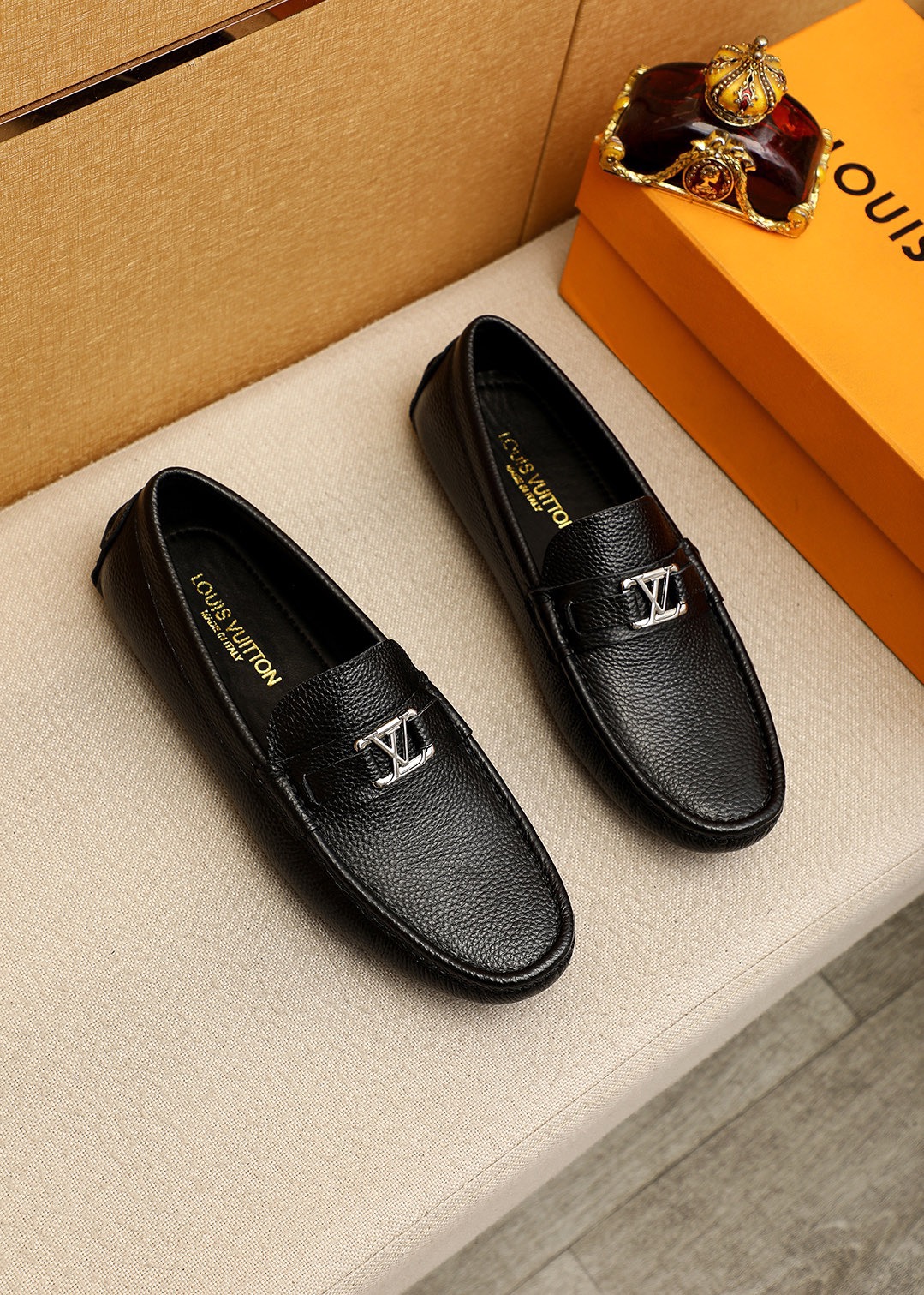 NO:931595,Product trademark LOUIS VUITTON 'Louis Vuitton' beanie shoes. Regular size: 38-44 (customized in 45) Product material selection: First layer of pebbled cowhide leather upper + luxury hardware buckle, imported sheepskin lining. Strong three-dimensional visual effect, original outsole color 2 colors available, louis vuitton, louis vuitton, cowhide19860909商品商标LOUIS VUITTON「 路易威登」豆豆鞋 正码码数:38-44（45订做） 商品材料精选 头层荔枝纹牛皮鞋面+奢华五金扣,进口羊皮内里.强烈立体视觉效果,原版大底 颜 色2色可选,,louis vuitton,louis vuitton,cowhide,Men's shoes