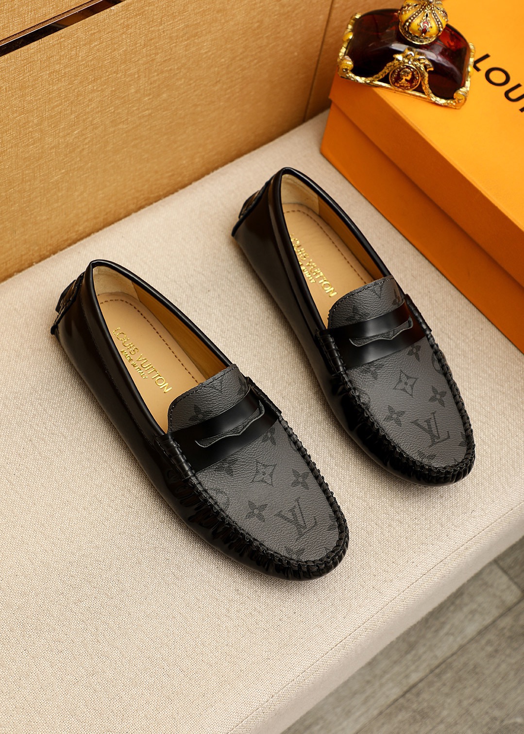 NO:931606,Product trademark LOUIS VUITTON 'Louis Vuitton' beanie shoes. Regular size: 38-44 (45 customized) Product material selection: First layer of presbyopic cowhide upper, imported sheepskin lining. Strong three-dimensional visual effect, original outsole color 2 colors available, louis vuitton, louis vuitton, cowhide19860909商品商标LOUIS VUITTON「 路易威登」豆豆鞋 正码码数:38-44（45订做） 商品材料精选 头层老花牛皮鞋面,进口羊皮内里.强烈立体视觉效果,原版大底 颜 色2色可选,,louis vuitton,louis vuitton,cowhide,Men's shoes