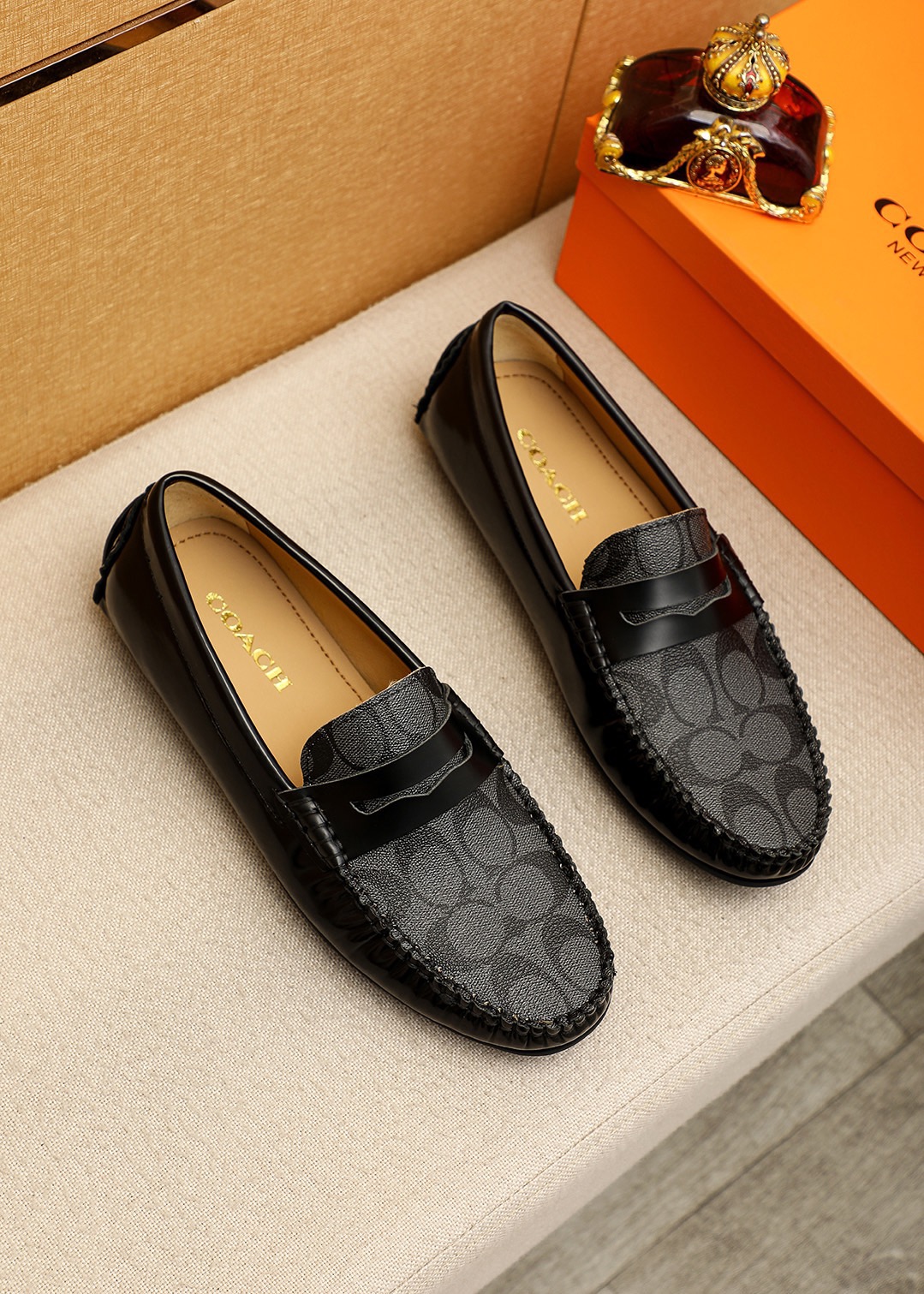 NO:931616,Product trademark COACH 'COACH' Doudou shoes. Regular size: 38-44 (45 custom-made) Product material selection: First layer of presbyopic cowhide leather upper + luxury hardware buckle, imported sheepskin lining. Strong three-dimensional visual effect, original outsole, 2 colors available, coach, cowhide19860909商品商标COACH「 寇琦」豆豆鞋 正码码数:38-44（45订做） 商品材料精选 头层老花牛皮鞋面+奢华五金扣,进口羊皮内里.强烈立体视觉效果,原版大底 颜 色2色可选,,coach,cowhide,Men's shoes