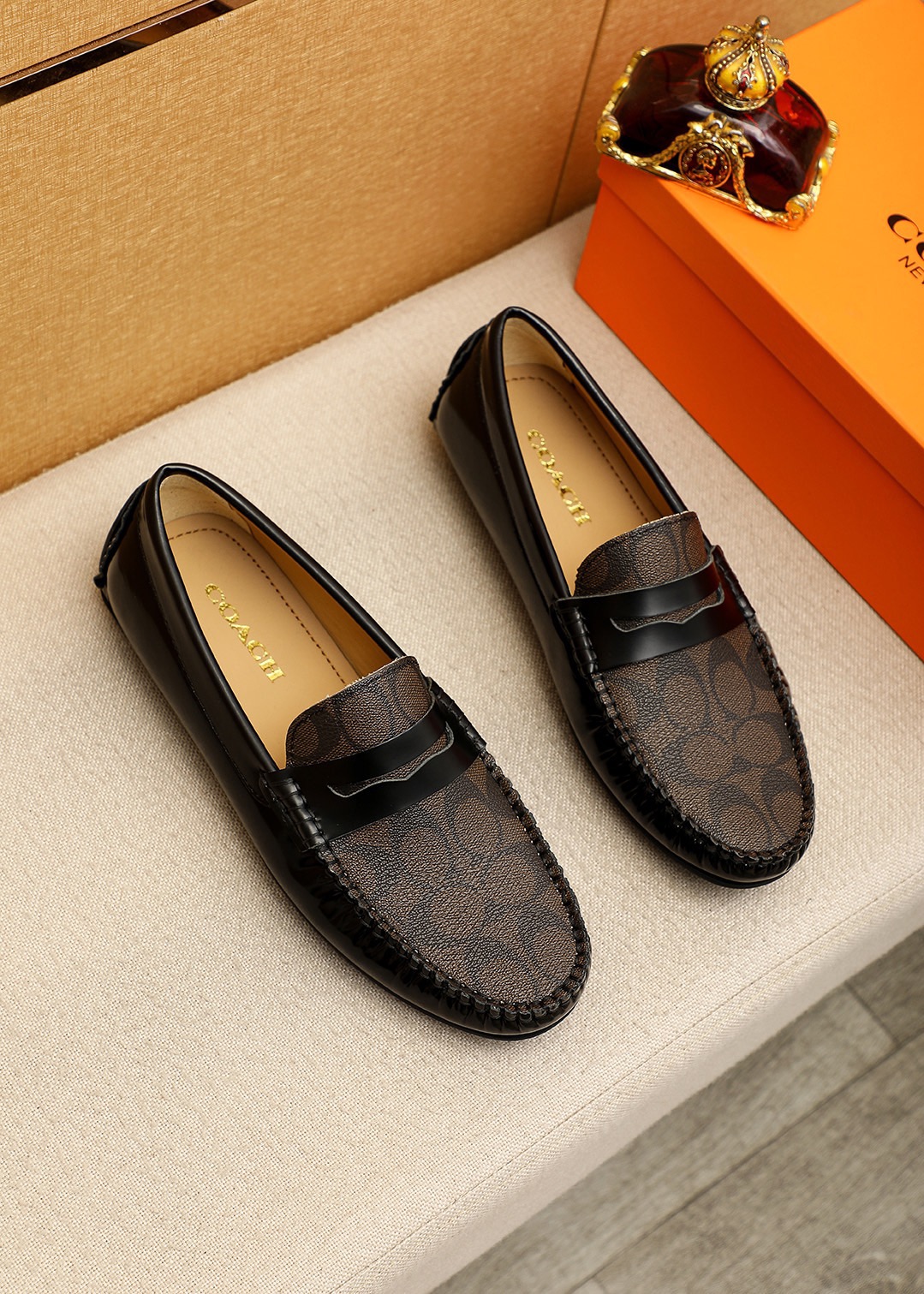 NO:931629,Product trademark COACH '寇奇' Doudou shoes, correct size: 38-44 (45 customized) Product material selection, first layer of presbyopic cowhide upper, imported sheepskin lining. Strong three-dimensional visual effect, original outsole, 2 colors available, coach, cowhide19860909商品商标COACH「 寇琦」豆豆鞋 正码码数:38-44（45订做） 商品材料精选 头层老花牛皮鞋面,进口羊皮内里.强烈立体视觉效果,原版大底 颜 色2色可选,,coach,cowhide,Men's shoes