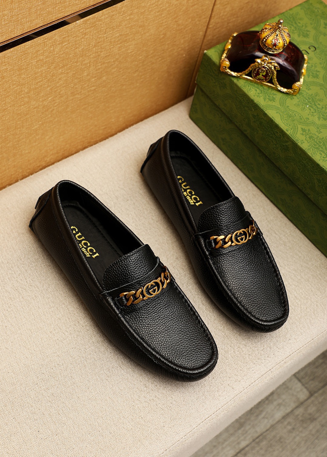 NO:931550,Product trademark GUCCI 'Gucci' beanie shoes. Regular size: 38-44 (customized in 45). Product materials are selected. Imported first-layer pebbled cowhide leather upper + luxury hardware buckle, imported sheepskin lining. Strong three-dimensional visual effect. Original outsole. 2 colors available, gucci, gucci, cowhide19860909商品商标GUCCI「 古驰」豆豆鞋 正码码数:38-44（45订制） 商品材料精选 进口头层荔枝纹牛皮鞋面+奢华五金扣,进口羊皮内里.强烈立体视觉效果,原版大底 颜 色2色可选,,gucci,gucci,cowhide,Men's shoes