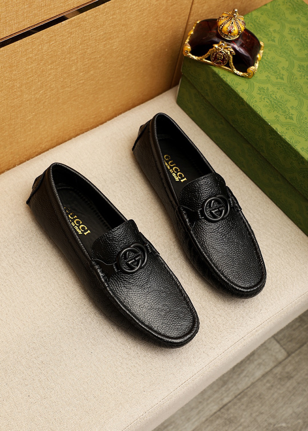 NO:931557,Product trademark GUCCI 'Gucci' beanie shoes. Regular size: 38-44 (customized in 45). Selected product materials. Imported first-layer calfskin embossed upper + luxury hardware buckle, imported sheepskin lining. Strong three-dimensional visual effect. Original outsole. 2 colors available, gucci, gucci, cowhide19860909商品商标GUCCI「 古驰」豆豆鞋 正码码数:38-44（45订制） 商品材料精选 进口头层小牛皮压花鞋面+奢华五金扣,进口羊皮内里.强烈立体视觉效果,原版大底 颜 色2色可选,,gucci,gucci,cowhide,Men's shoes