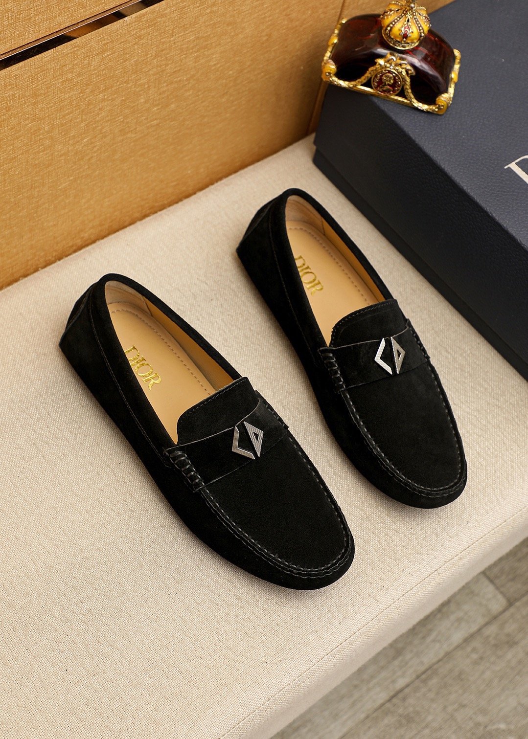 NO:931572,Product trademark Dior 'Dior' beanie shoes. Regular size: 38-44 (45 customized). Product materials are selected. First-layer frosted cowhide upper imported from Italy + luxury hardware buckle, imported water-dyed sheepskin lining. Strong three-dimensional visual effect, original outsole. 3 colors to choose from, dior, dior, cowhide19860909商品商标Dior「 迪奥」豆豆鞋 正码码数:38-44（45订做） 商品材料精选 意大利进口头层磨砂牛皮鞋面+奢华五金扣,进口水染羊皮内里.强烈立体视觉效果,原版大底 颜 色3色选,,dior,dior,cowhide,Men's shoes