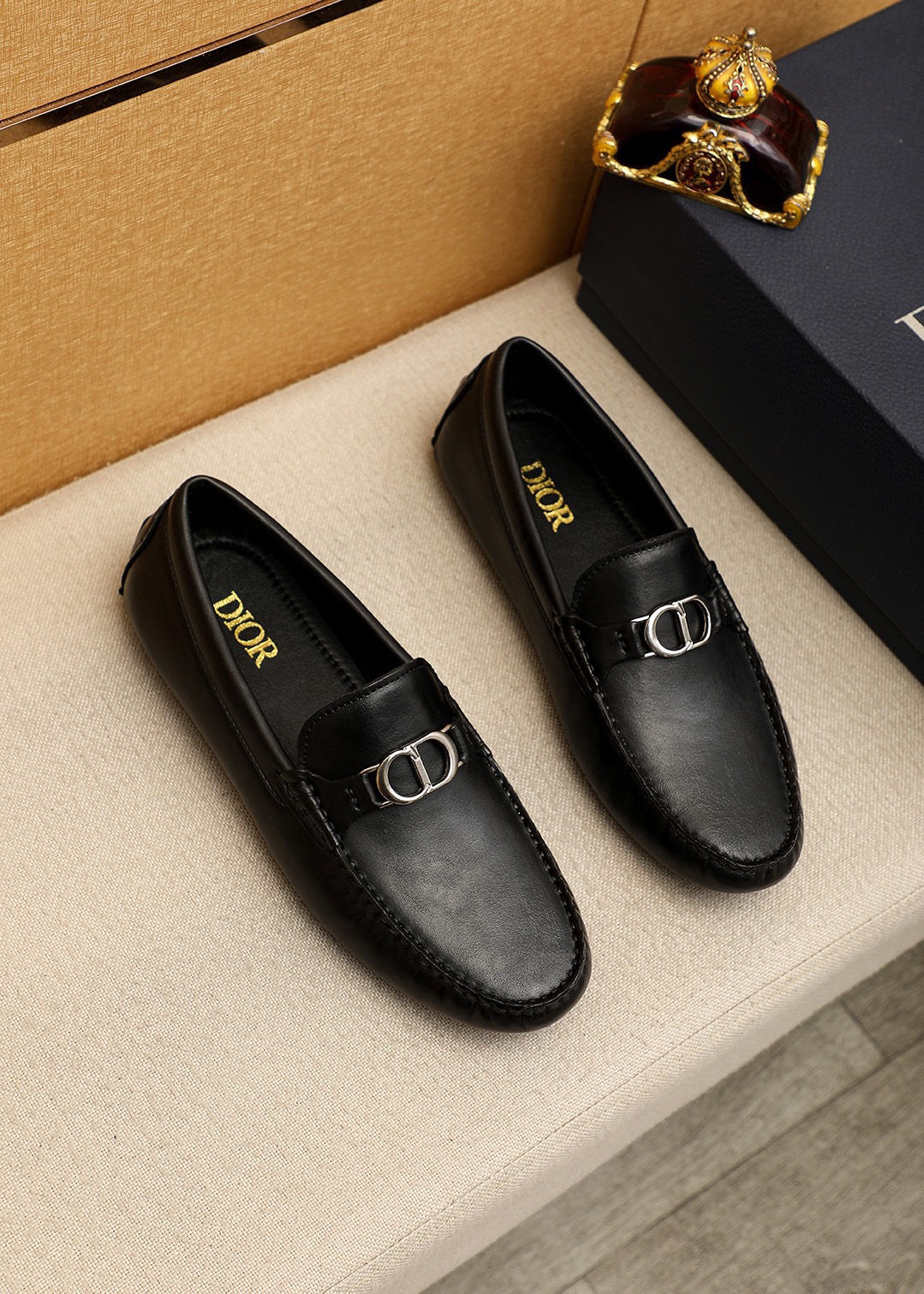 NO:931584,Product trademark Dior 'Dior' beanie shoes. Regular size: 38-44 (45 customized) Product materials are selected. Italian imported first-layer calfskin upper + luxury hardware buckle, imported water-dyed sheepskin lining. Strong three-dimensional visual effect, original outsole color 3 color selection, dior, dior, cowhide19860909商品商标Dior「 迪奥」豆豆鞋 正码码数:38-44（45订做） 商品材料精选 意大利进口头层小牛皮鞋面+奢华五金扣,进口水染羊皮内里.强烈立体视觉效果,原版大底 颜 色3色选,,dior,dior,cowhide,Men's shoes