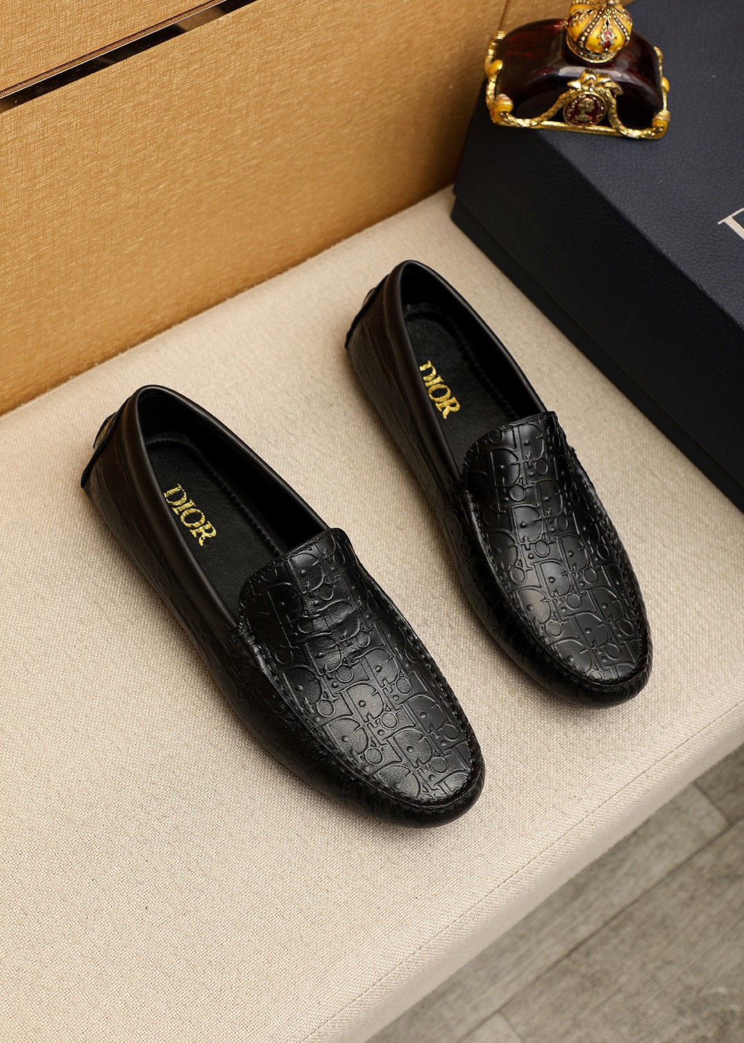 NO:931596,Product trademark Dior 'Dior' beanie shoes. Regular size: 38-44 (45 customized) Product materials are selected. Italian imported first-layer calfskin embossed upper, imported water-dyed sheepskin lining. Strong three-dimensional visual effect, original outsole color 1 color selection, dior, dior, cowhide19860909商品商标Dior「 迪奥」豆豆鞋 正码码数:38-44（45订做） 商品材料精选 意大利进口头层小牛皮压花鞋面,进口水染羊皮内里.强烈立体视觉效果,原版大底 颜 色1色选,,dior,dior,cowhide,Men's shoes