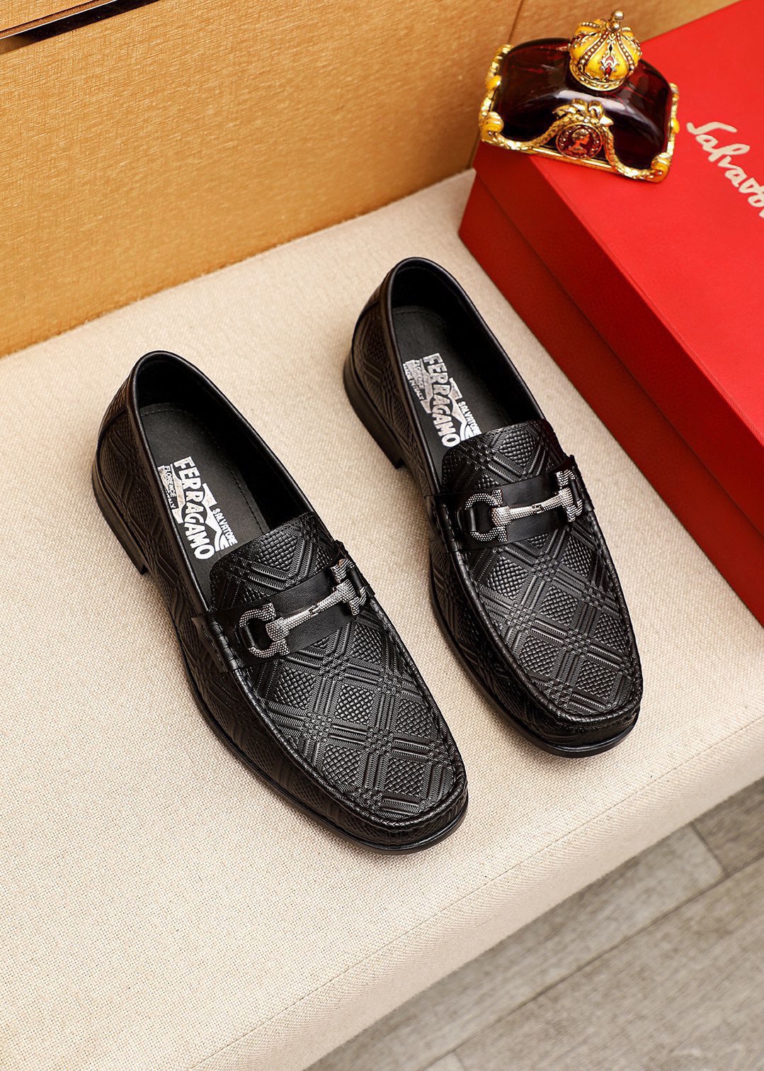 NO:953532,Product trademark Ferragamo 'Ferragamo' casual leather shoes. Regular size: 38-44 (customized at 45.46) Product materials are selected. Imported first-layer calfskin embossed upper + luxury hardware buckle, imported water-dyed cowhide lining. Strong three-dimensional visual effect, original rubber outsole. 1 color available, ferragamo, ferragamo, cowhide19860909商品商标Ferragamo「 菲拉格慕」休闲皮鞋 正码码数:38-44（45.46订制） 商品材料精选 进口头层小牛皮圧花鞋面+奢华五金扣,进口水染牛皮内里.强烈立体视觉效果,原版橡胶大底 颜 色1色可选,,ferragamo,ferragamo,cowhide,Men's shoes