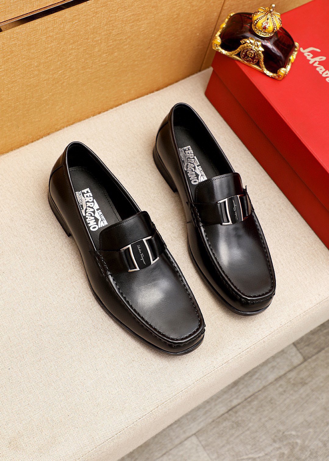NO:953546,Product trademark Ferragamo 'Ferragamo' casual leather shoes. Regular size: 38-44 (45.46 customized) Product material selection: imported first-layer calfskin upper + luxury hardware buckle, imported water-dyed cowhide lining. Strong three-dimensional visual effect, original rubber outsole, 1 color available, ferragamo, ferragamo, cowhide19860909商品商标Ferragamo「 菲拉格慕」休闲皮鞋 正码码数:38-44（45.46订制） 商品材料精选 进口头层小牛皮鞋面+奢华五金扣,进口水染牛皮内里.强烈立体视觉效果,原版橡胶大底 颜 色1色可选,,ferragamo,ferragamo,cowhide,Men's shoes