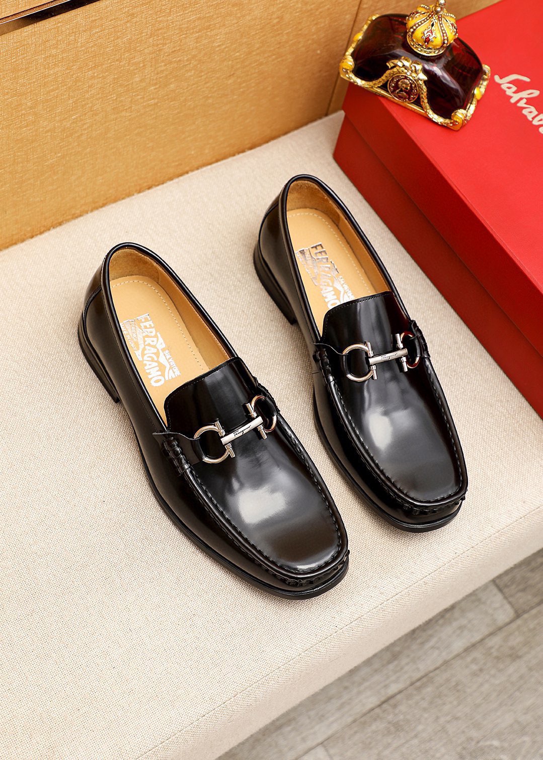 NO:953558,Product trademark Ferragamo 'Ferragamo' casual leather shoes. Regular size: 38-44 (customized at 45.46) Product materials are selected. Imported first-layer open-edge beaded cowhide upper + luxury hardware buckle, imported water-dyed cowhide lining. Strong three-dimensional visual effect, original rubber outsole. 1 color available, ferragamo, ferragamo, cowhide19860909商品商标Ferragamo「 菲拉格慕」休闲皮鞋 正码码数:38-44（45.46订制） 商品材料精选 进口头层开边珠牛皮鞋面+奢华五金扣,进口水染牛皮内里.强烈立体视觉效果,原版橡胶大底 颜 色1色可选,,ferragamo,ferragamo,cowhide,Men's shoes